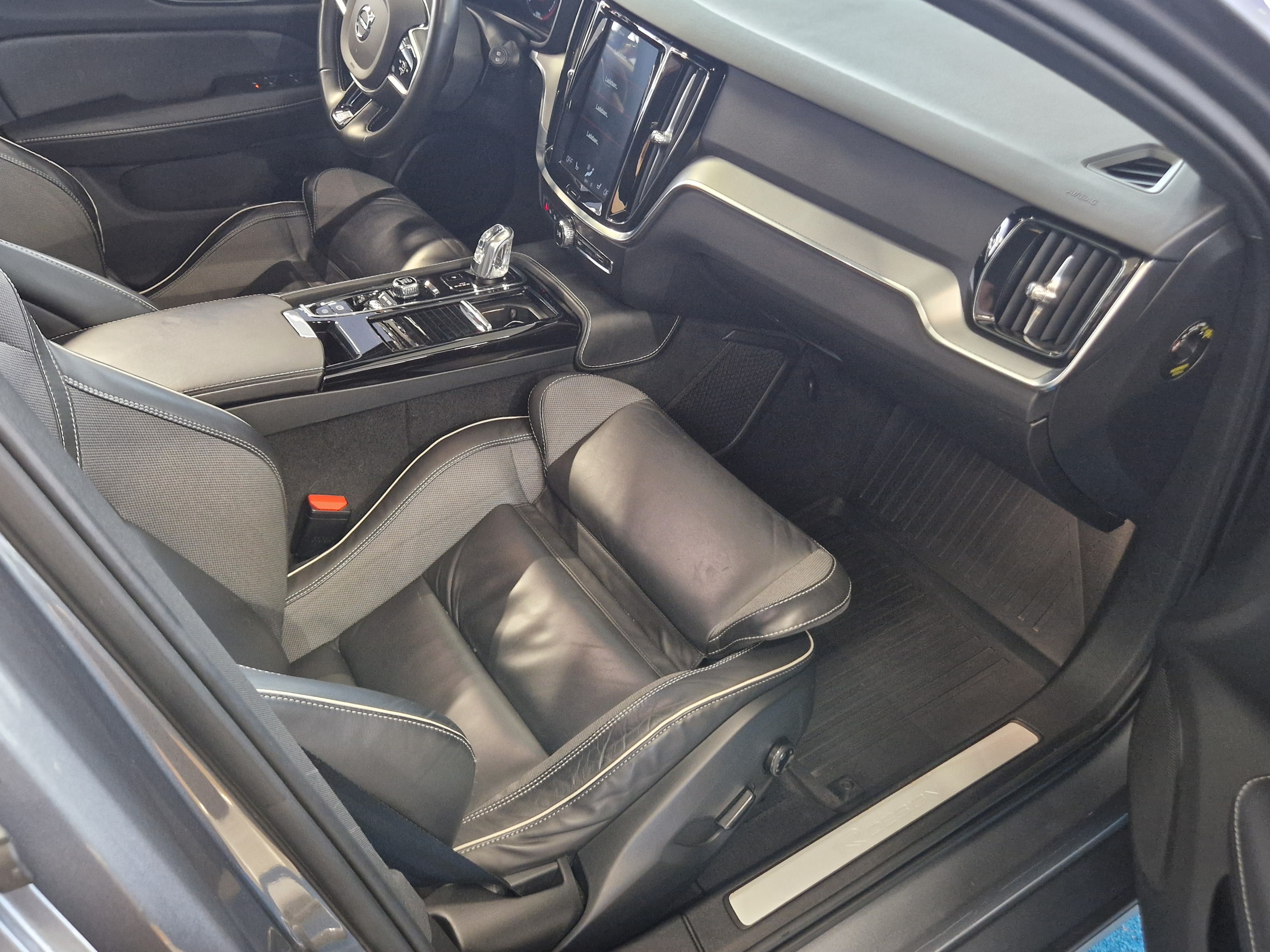 Volvo V60 T8 AWD R-DESIGN