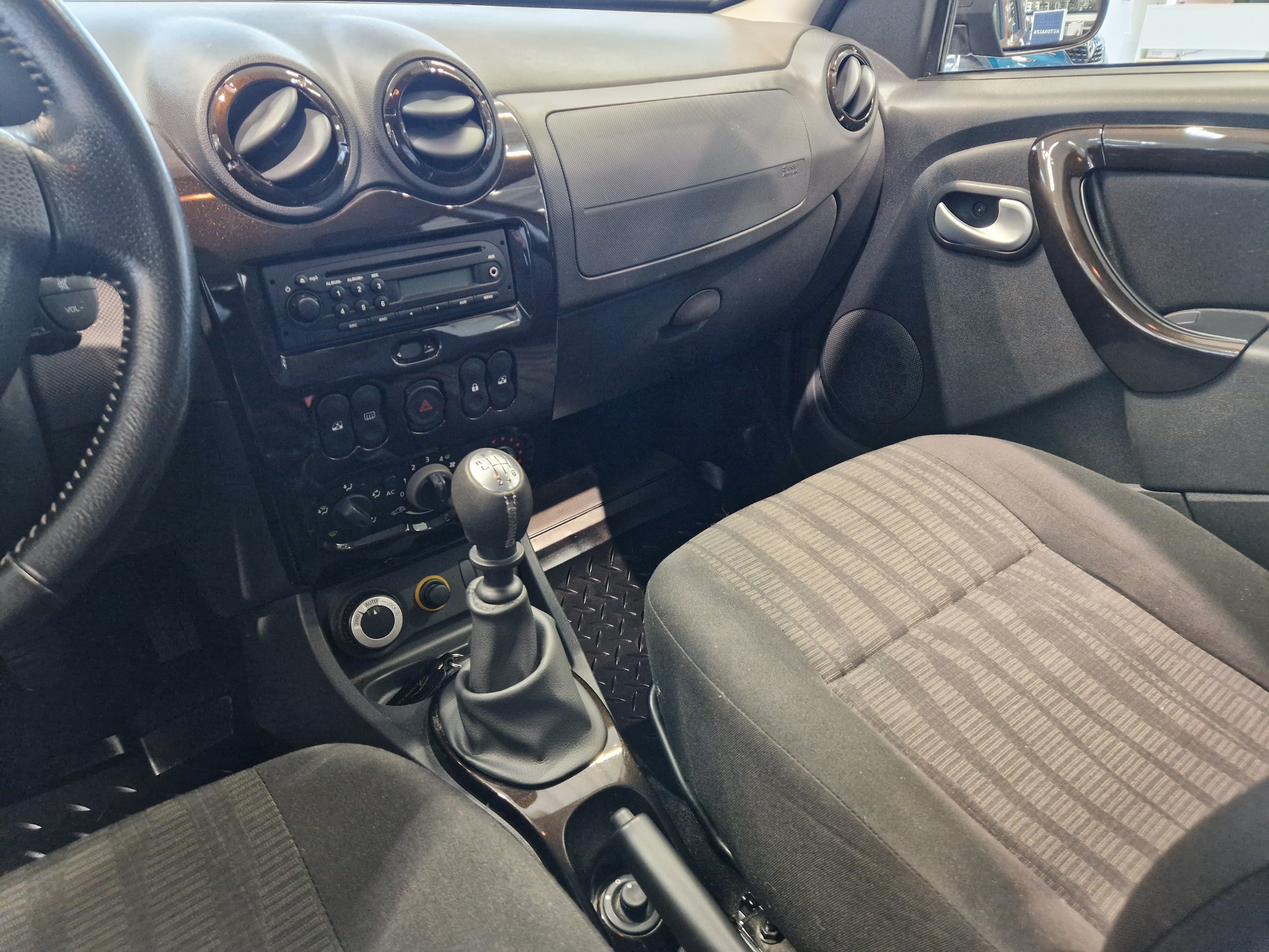 Dacia DUSTER 1,6 16V 4X4 LAUREATE