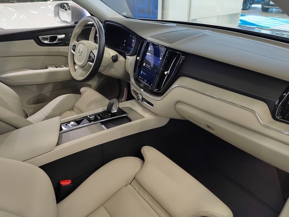 Volvo XC60 T8 AWD LONG RANGE ULTIMATE BRIGHT TAKUU 24KK/40TKM