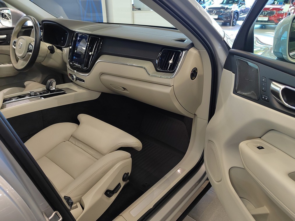 Volvo XC60 T8 AWD LONG RANGE ULTIMATE BRIGHT TAKUU 24KK/40TKM
