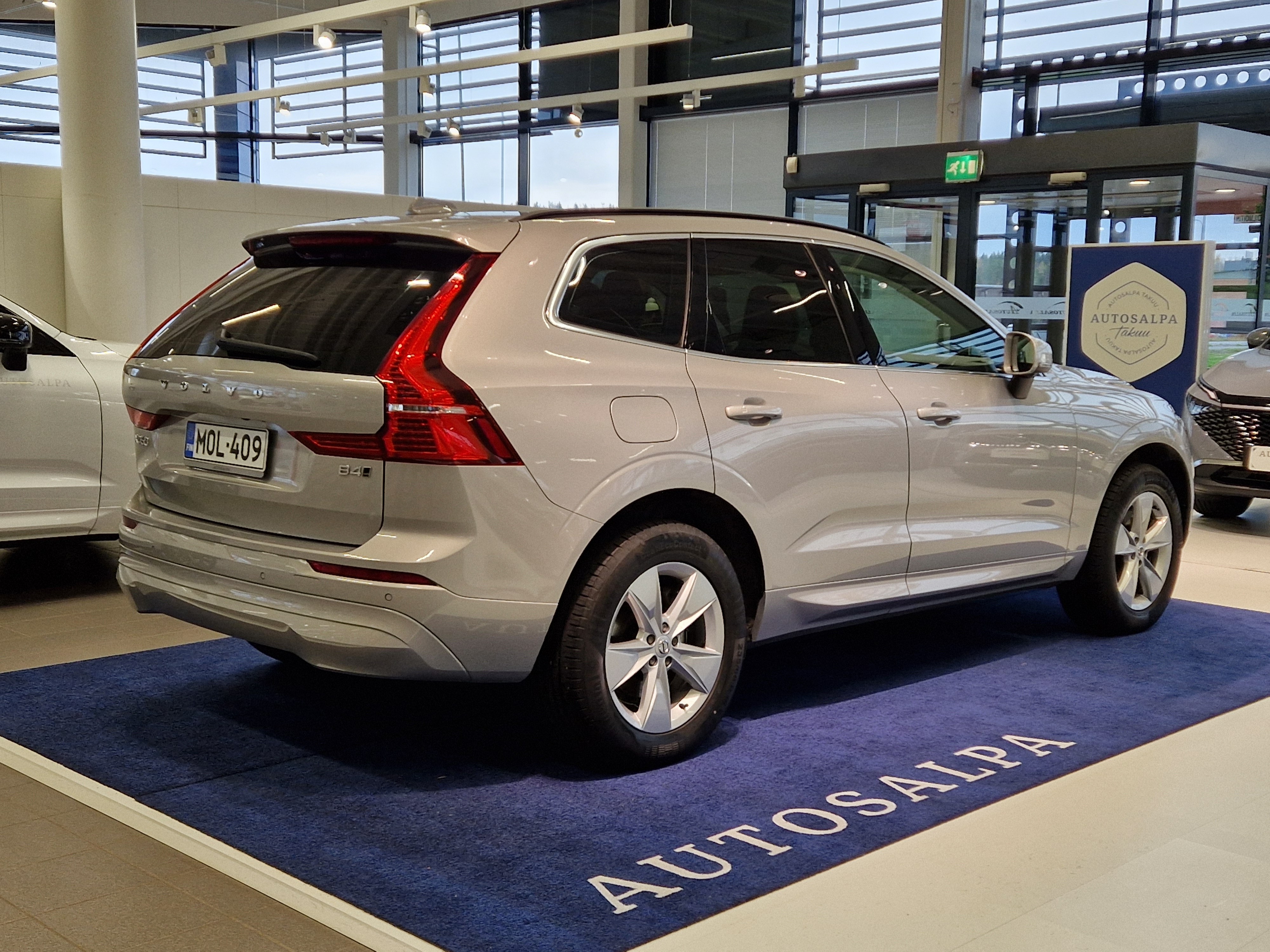 Volvo XC60 B4 AWD D-MHEV Core aut 2023, bild 2/23