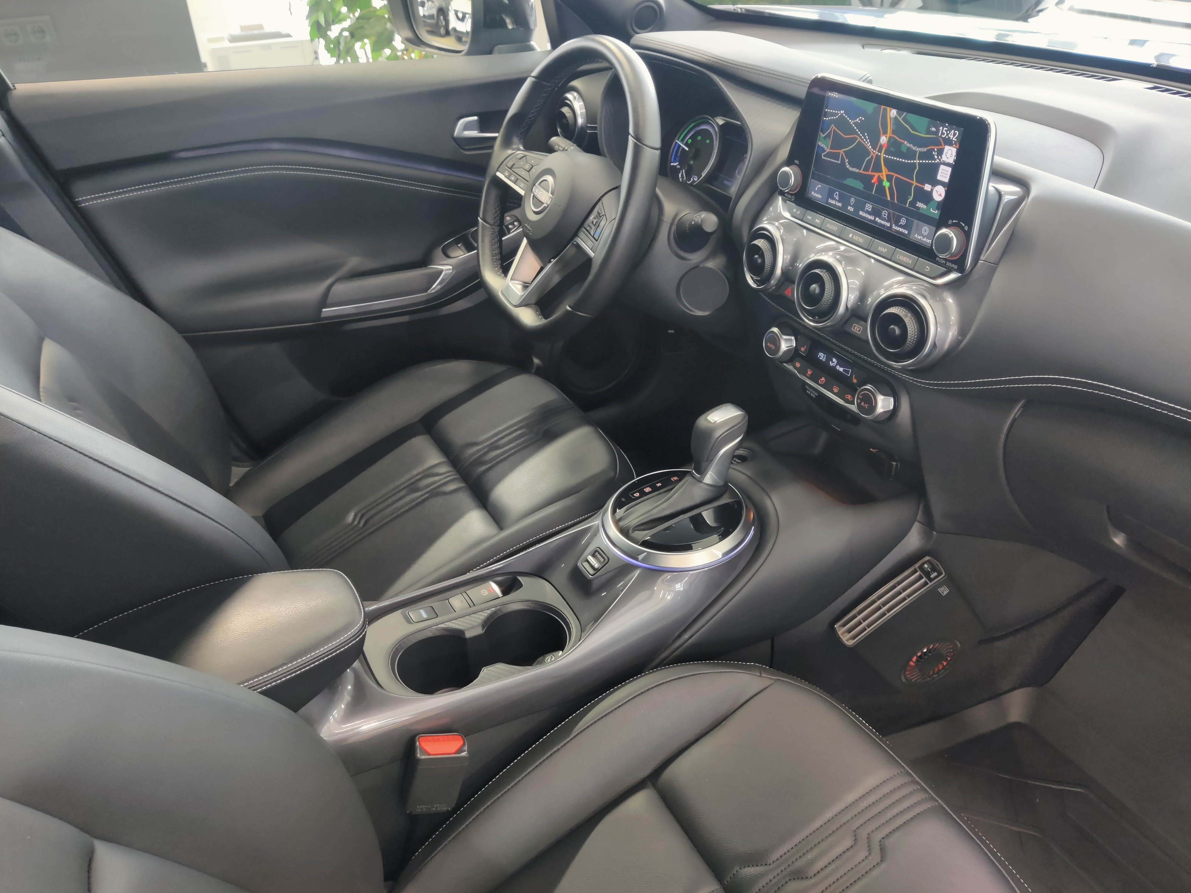 Nissan JUKE DIG-T 143HP 4AMT TEKNA 19+ NAVI HEV TAKUU 24KK/40T