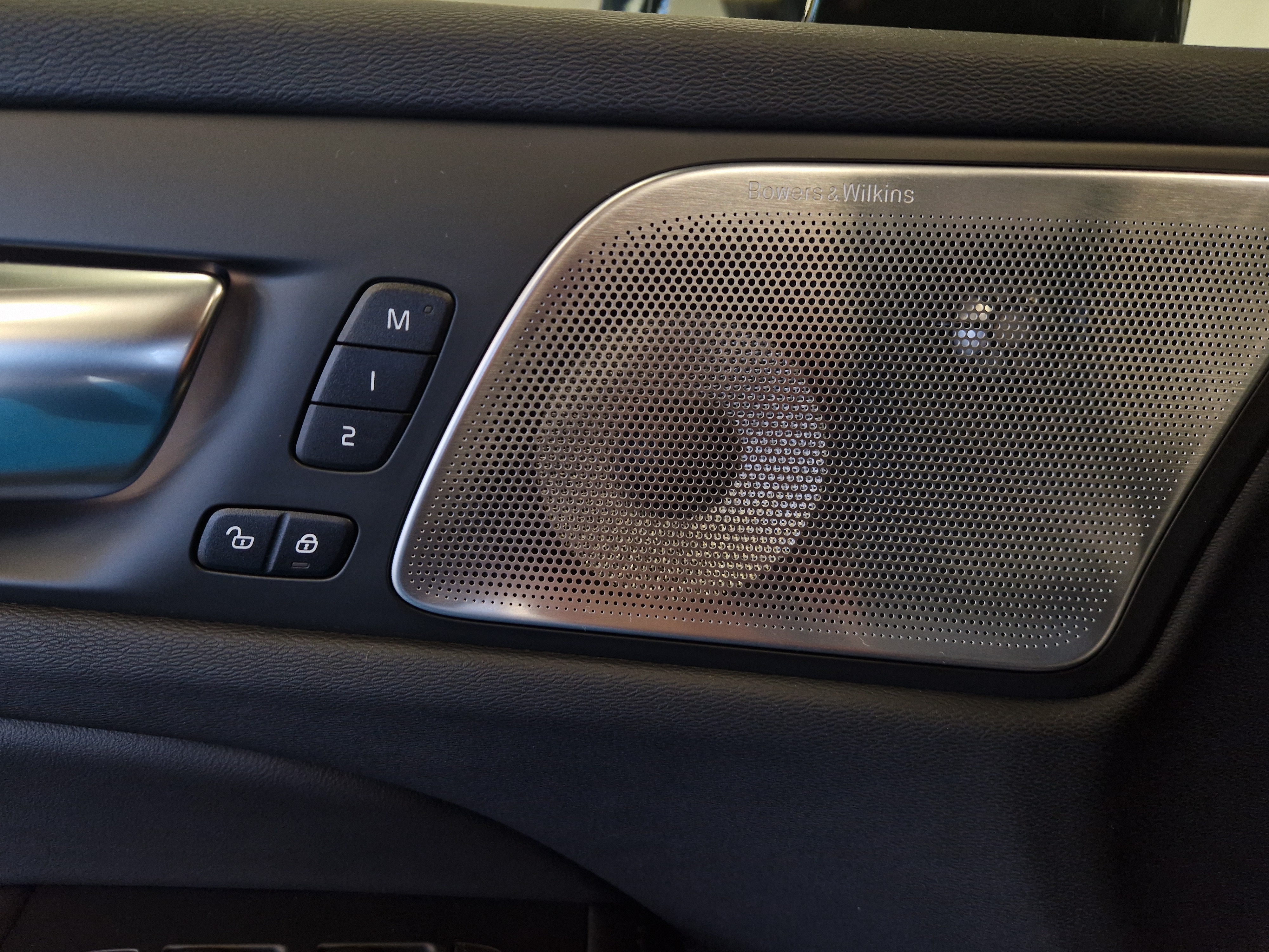 Volvo V60 T8 AWD LONG RANGE PLUS DARK TAKUU 24KK/40TKM.