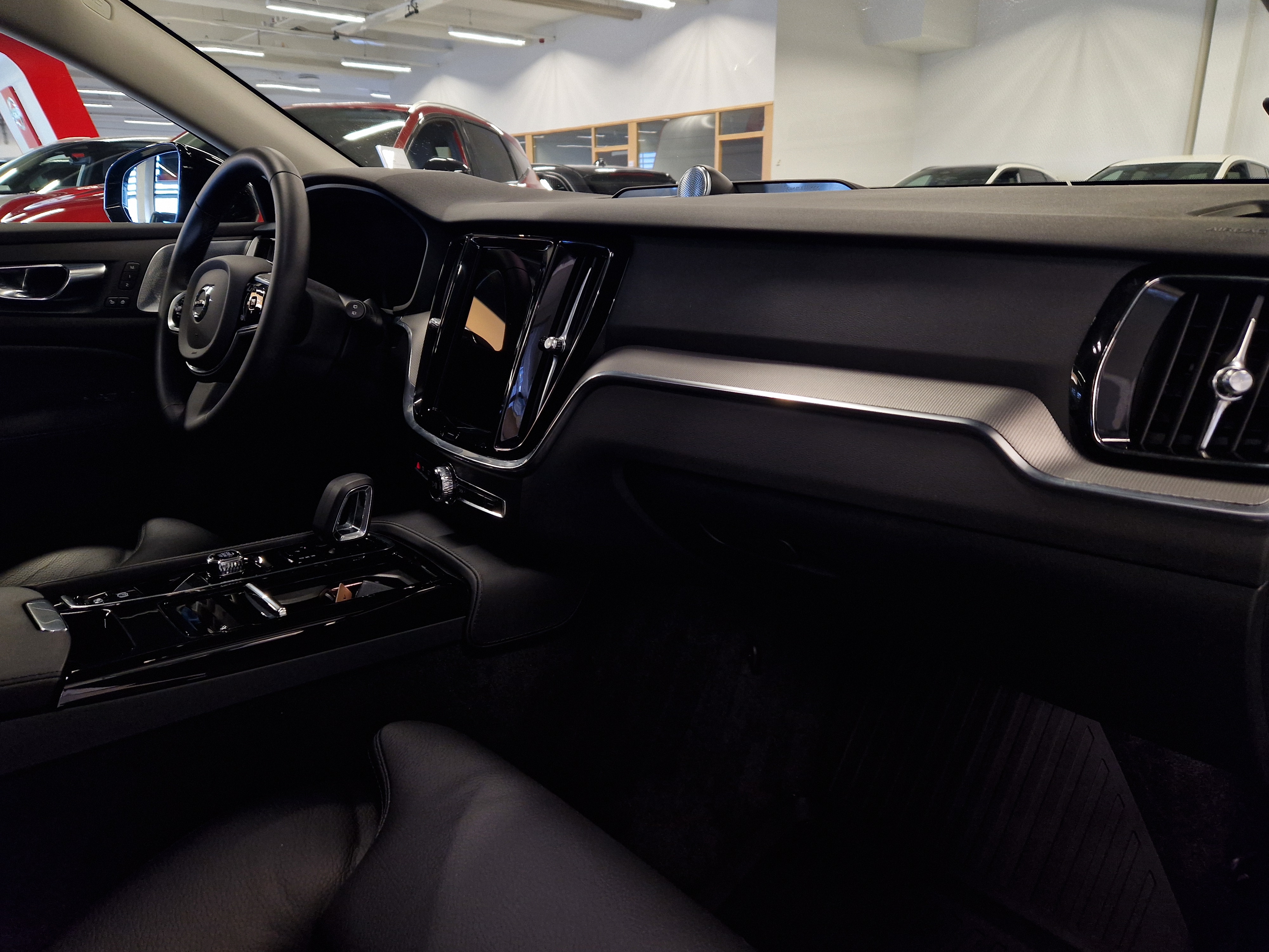 Volvo V60 T8 AWD LONG RANGE PLUS DARK TAKUU 24KK/40TKM.