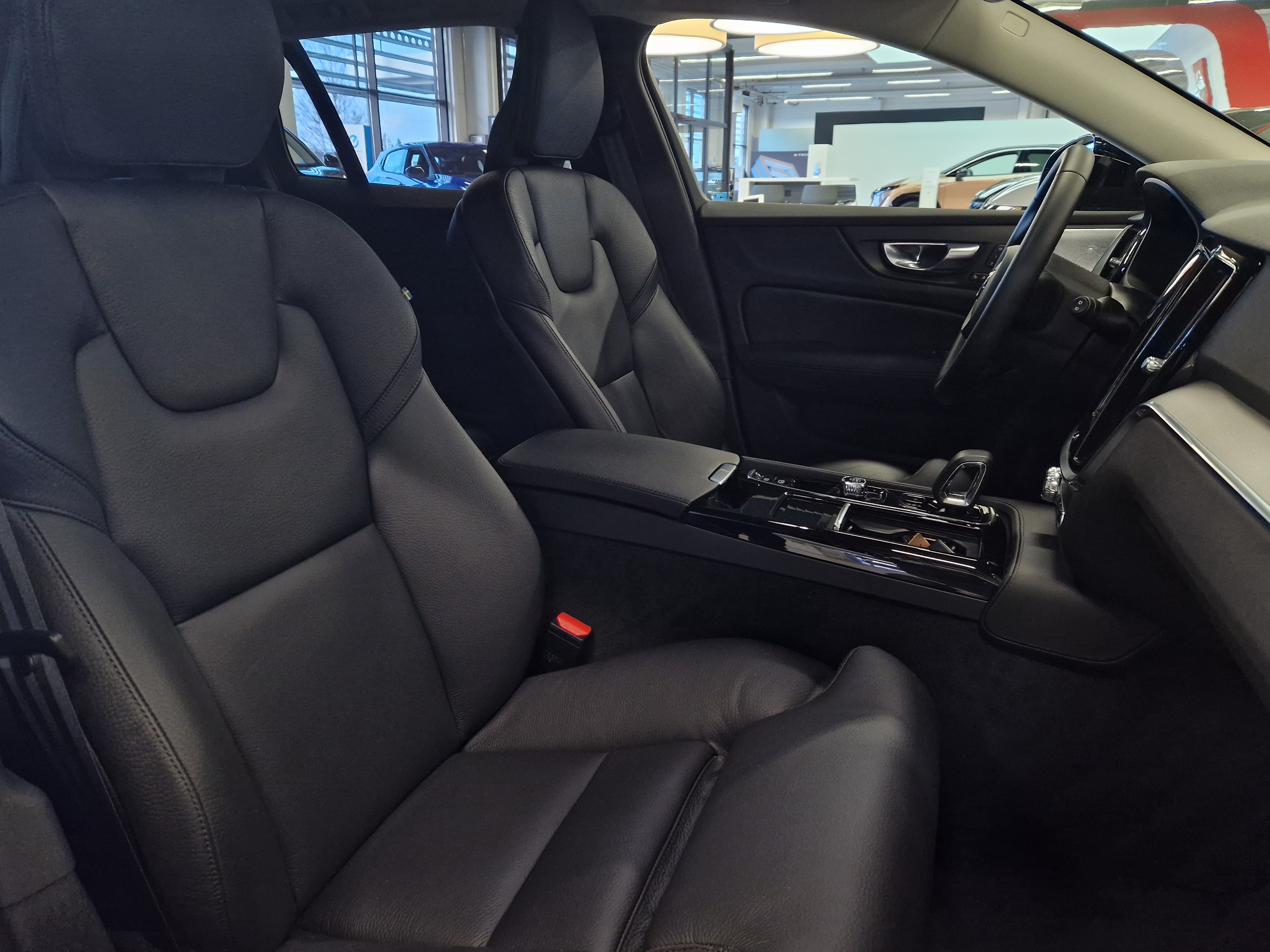 Volvo V60 T8 AWD LONG RANGE PLUS DARK TAKUU 24KK/40TKM.