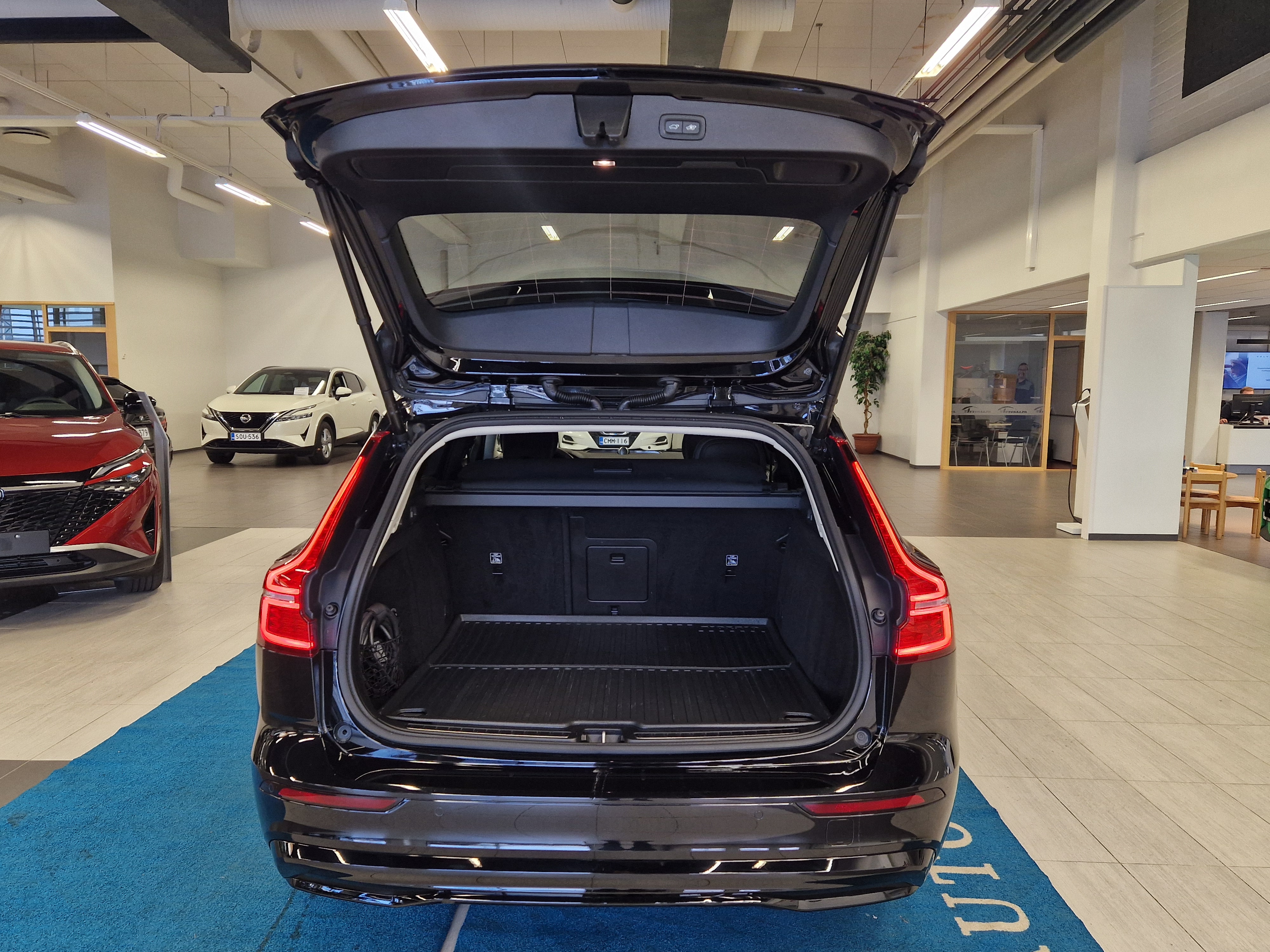 Volvo V60 T8 AWD LONG RANGE PLUS DARK TAKUU 24KK/40TKM.