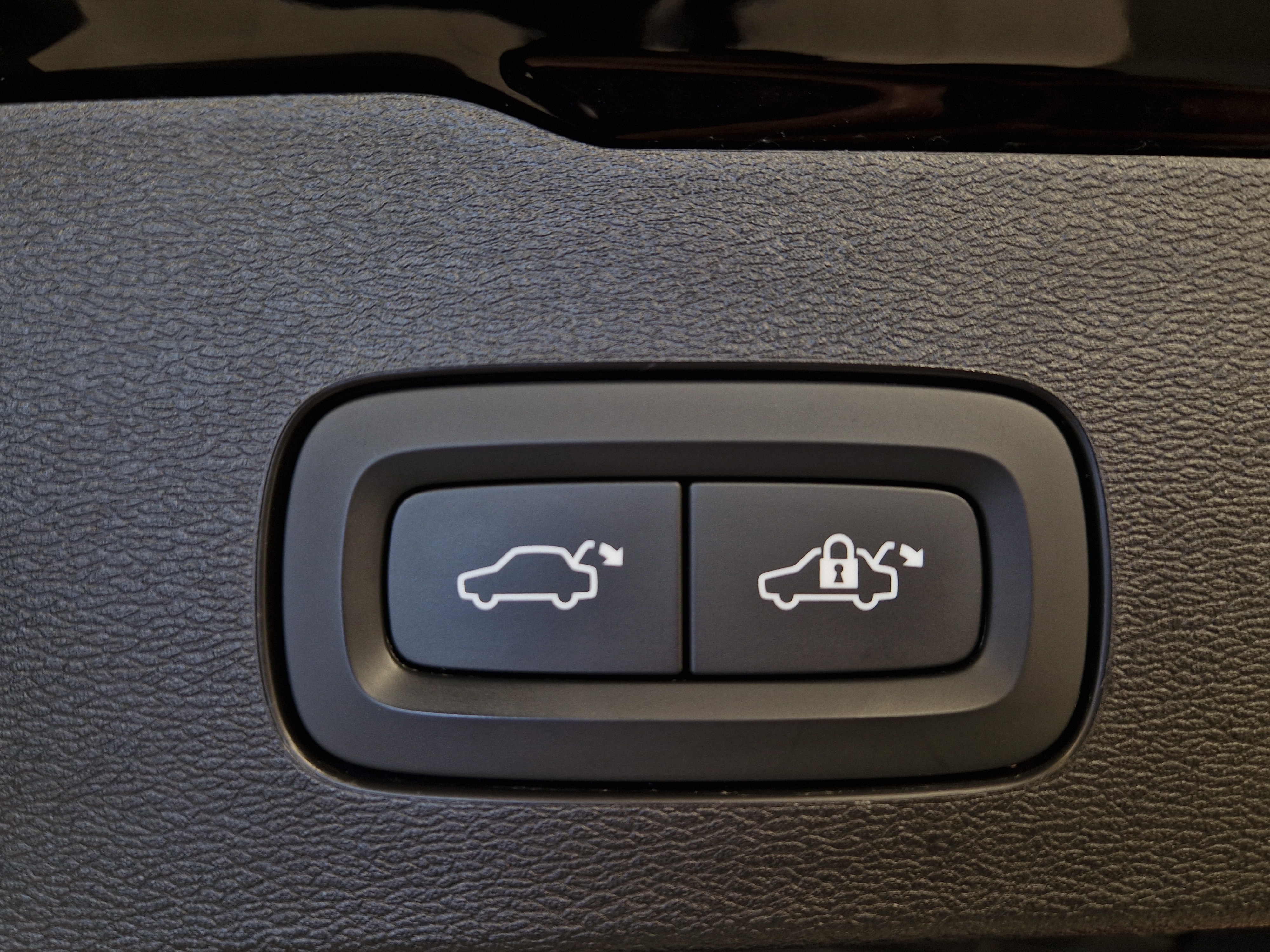 Volvo V60 T8 AWD LONG RANGE PLUS DARK TAKUU 24KK/40TKM.