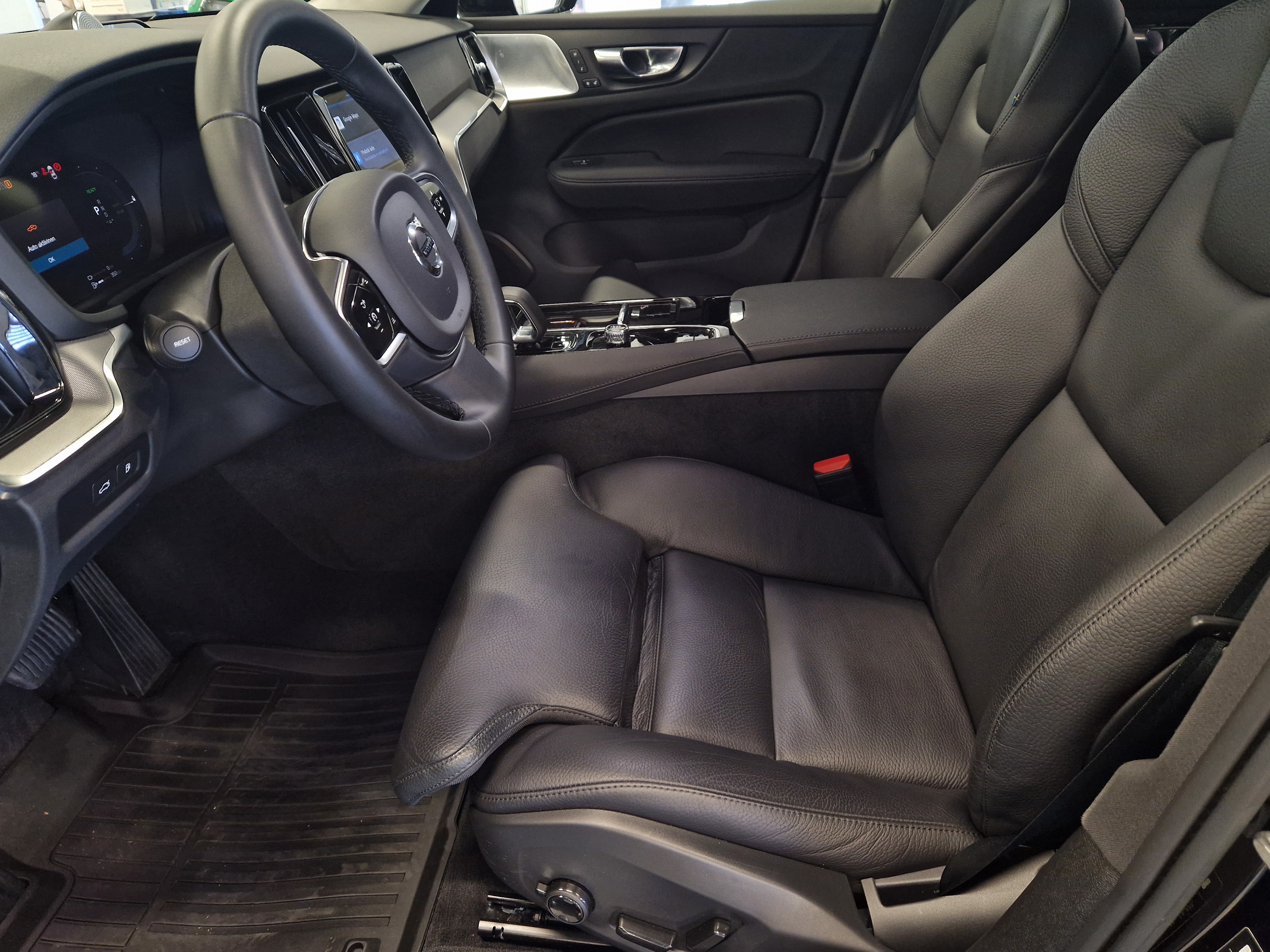 Volvo V60 T8 AWD LONG RANGE PLUS DARK TAKUU 24KK/40TKM.