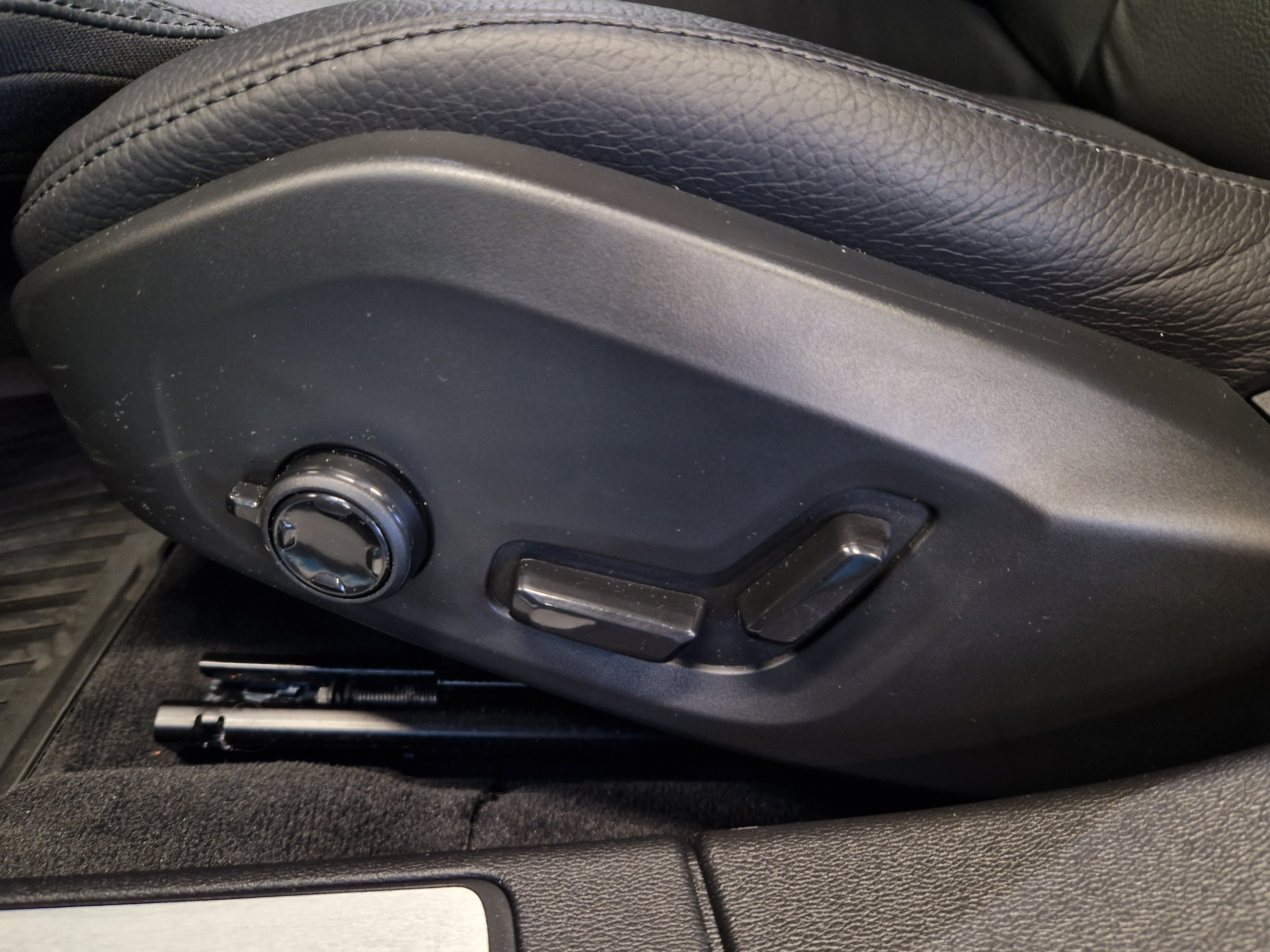 Volvo V60 T8 AWD LONG RANGE PLUS DARK TAKUU 24KK/40TKM.