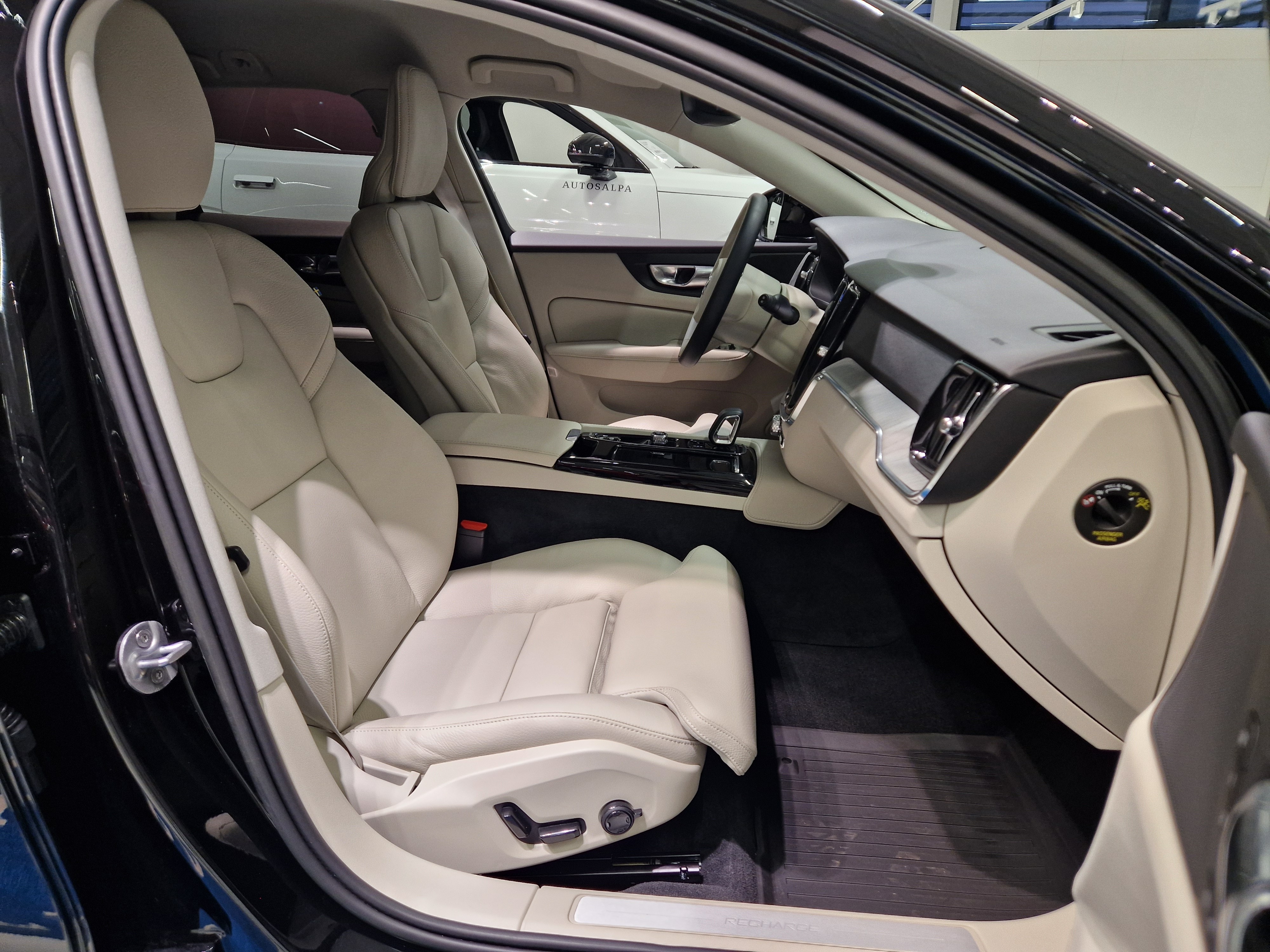 Volvo V60 T6 AWD LONG RANGE PLUS BRIGHT TAKUU 24KK/40TKM