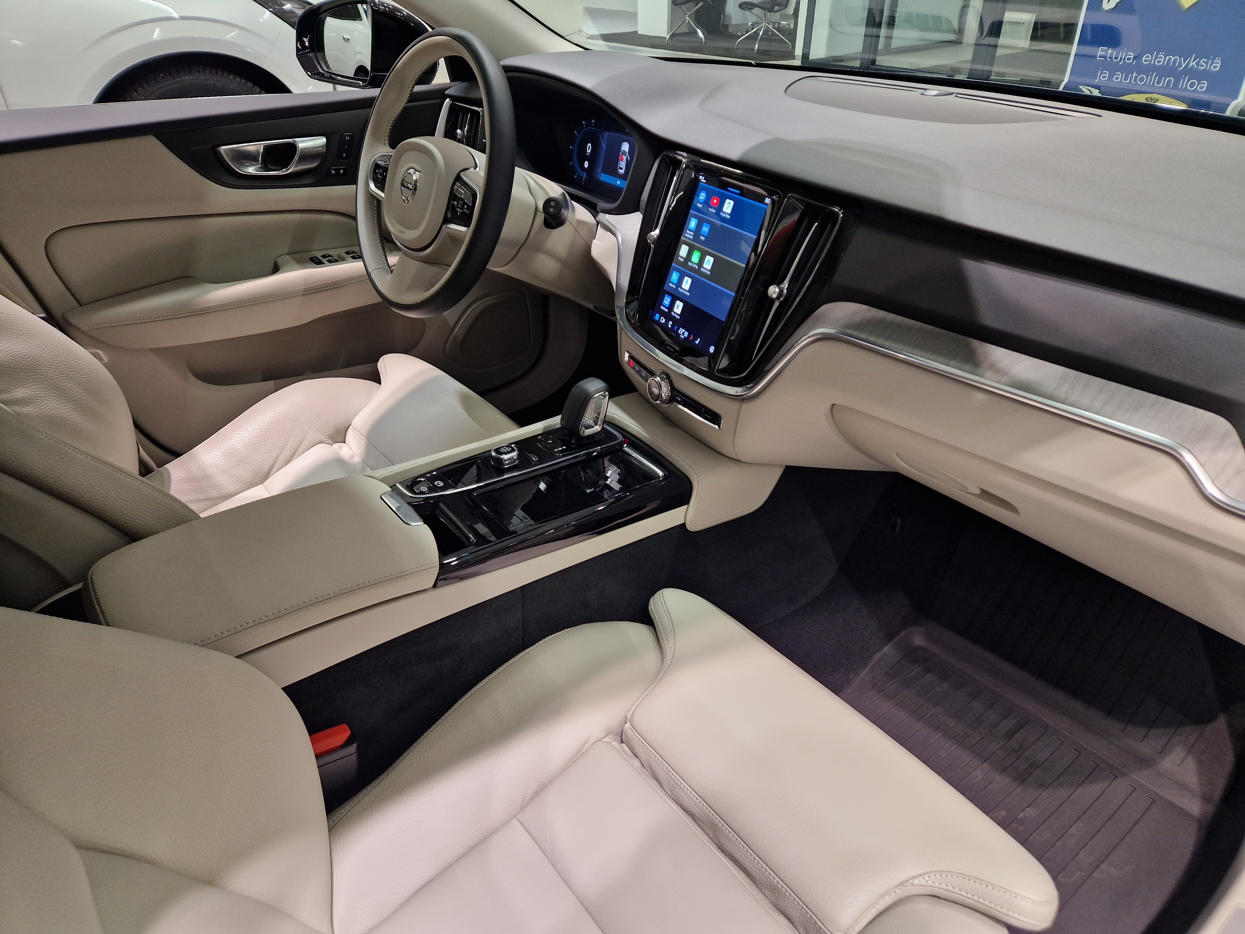 Volvo V60 T6 AWD LONG RANGE PLUS BRIGHT TAKUU 24KK/40TKM