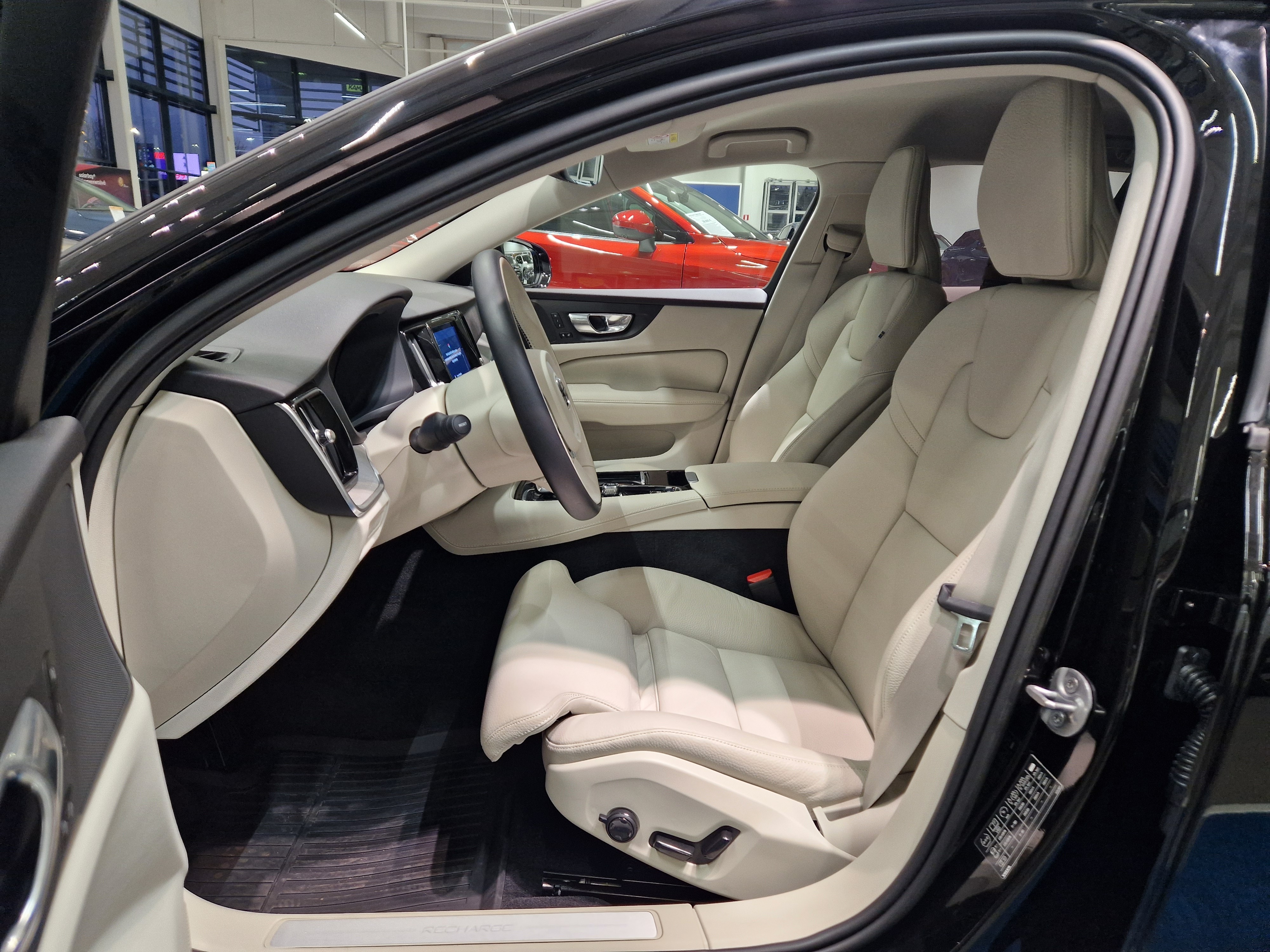 Volvo V60 T6 AWD LONG RANGE PLUS BRIGHT TAKUU 24KK/40TKM