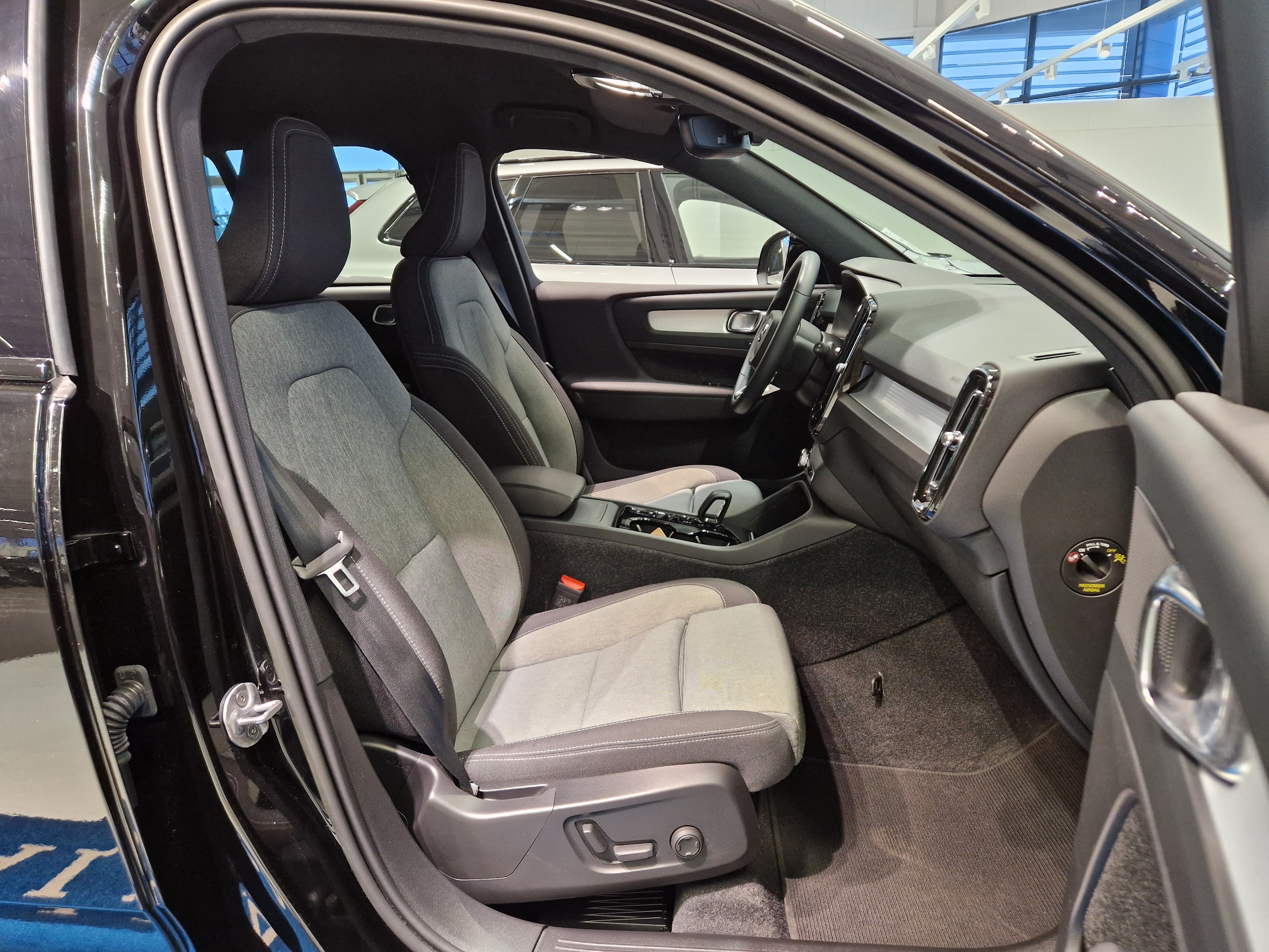 Volvo XC40 B3 MHEV PLUS DARK DCT TAKUU 24KK/40TKM