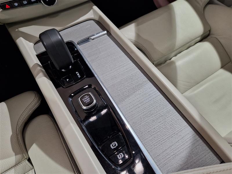 Volvo XC60 T6 AWD LONG RANGE PLUS BRIGHT. TAKUU 24KK/40TKM