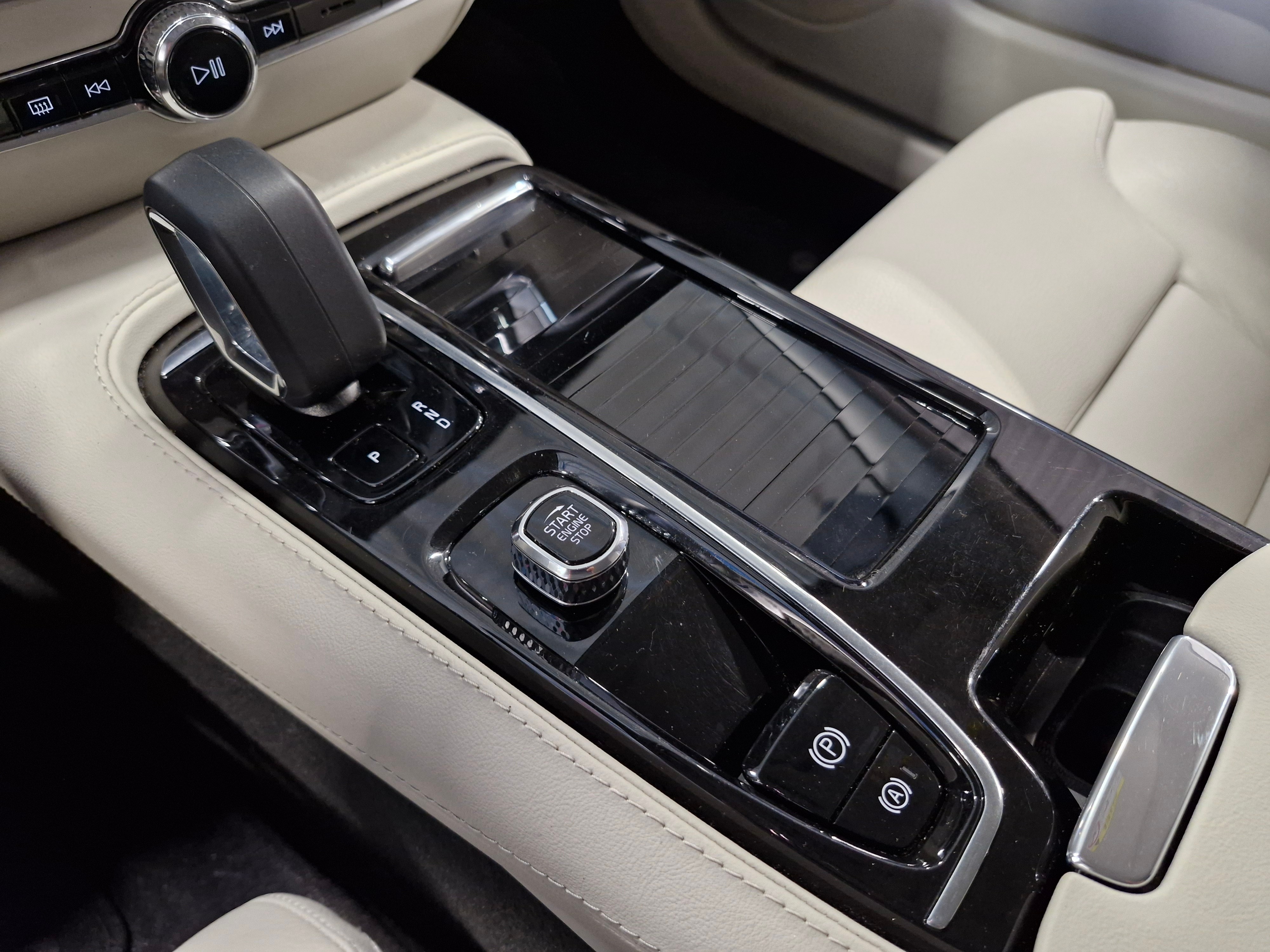 Volvo V60 T6 AWD LONG RANGE PLUS BRIGHT TAKUU 24KK/40TKM