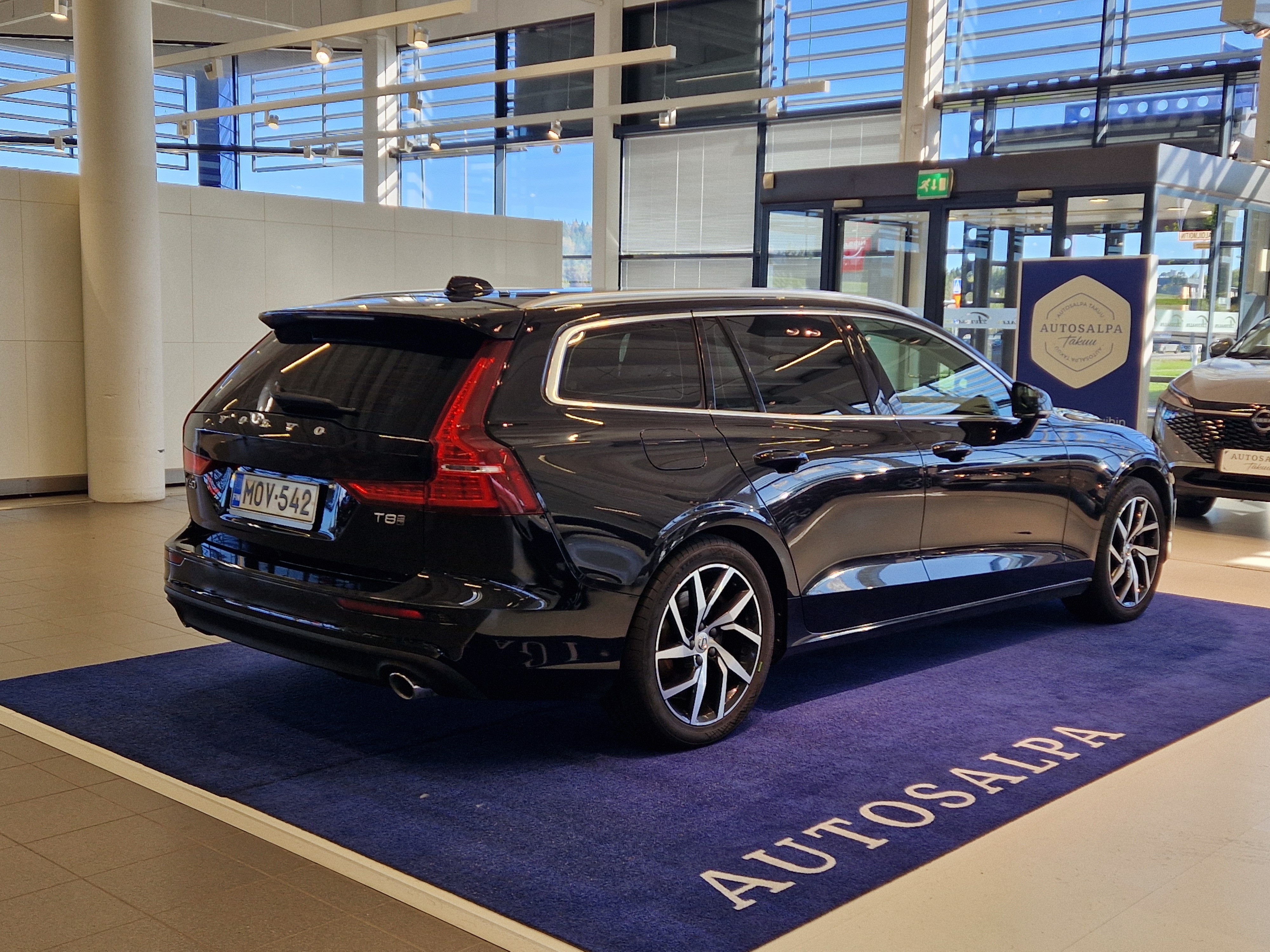 Volvo V60 T8 TwE AWD Momentum 2020, kuva 3/21