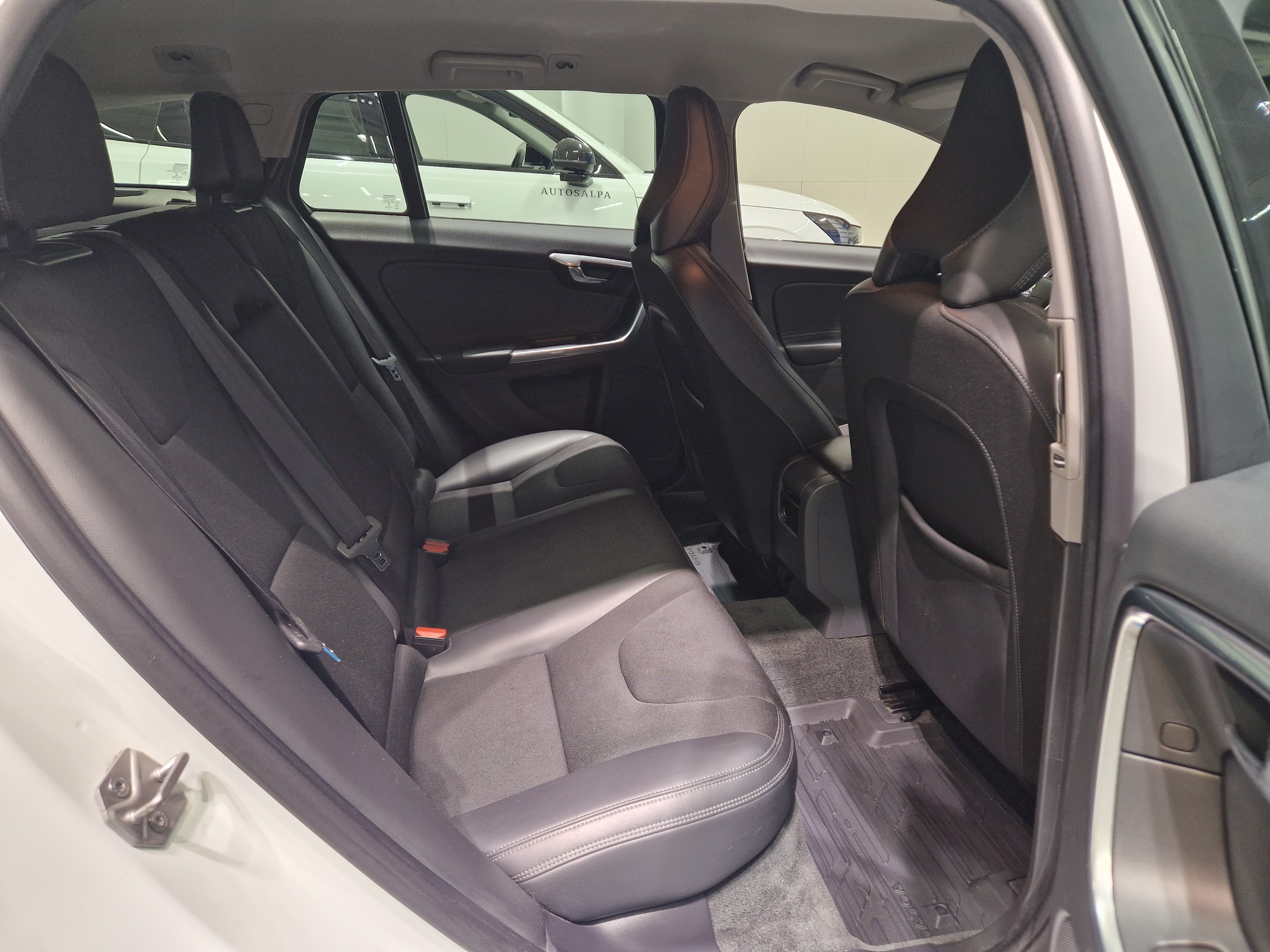 Volvo V60 CROSS COUNTRY D4 AWD MOMENTUM AUT