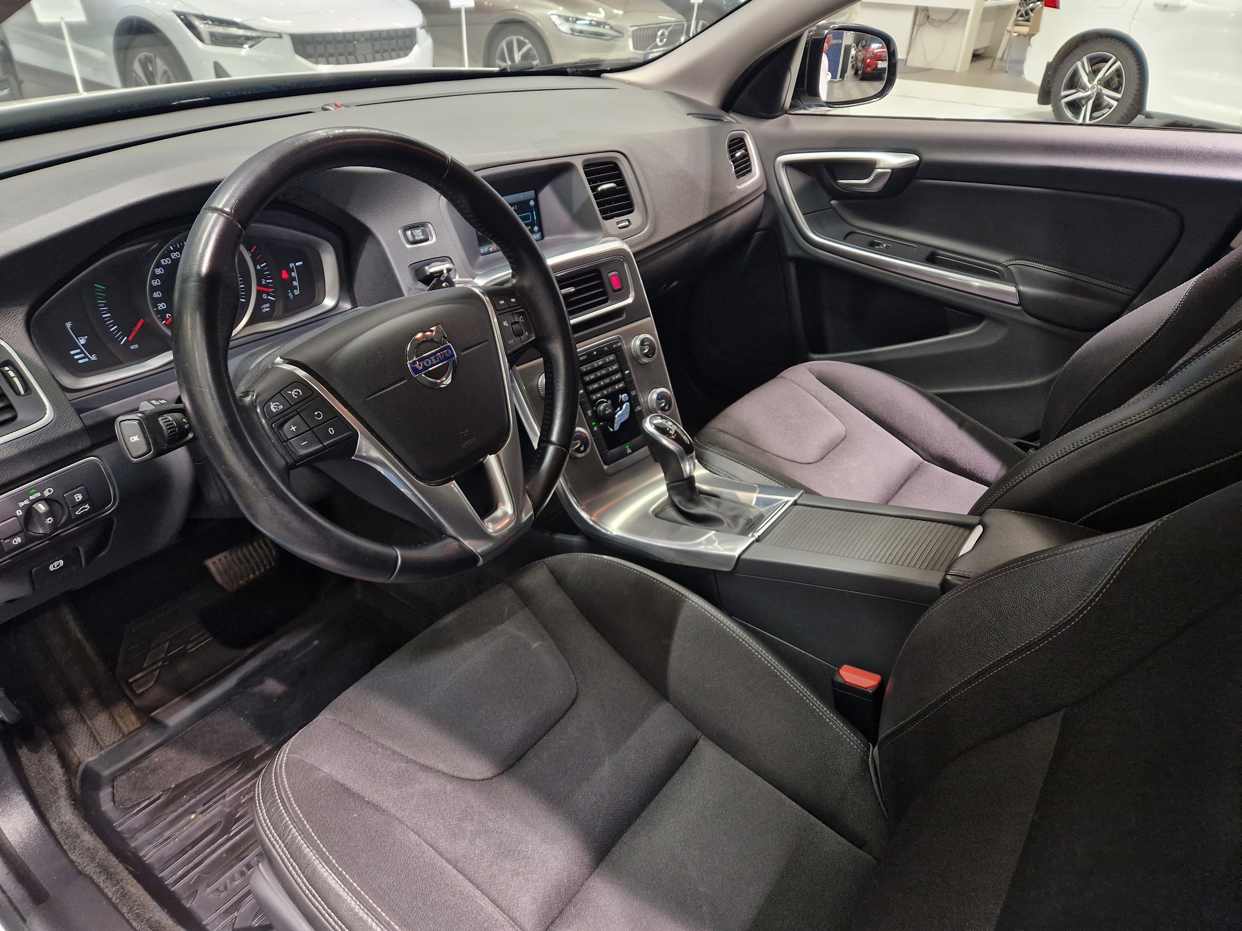 Volvo V60 CROSS COUNTRY D4 AWD MOMENTUM AUT