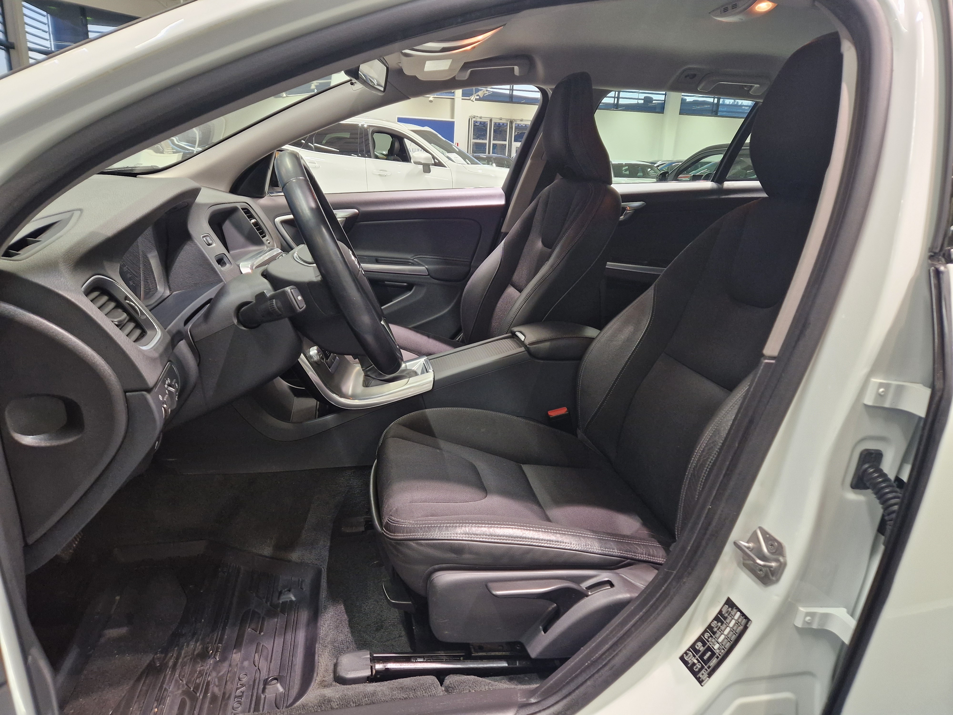 Volvo V60 CROSS COUNTRY D4 AWD MOMENTUM AUT