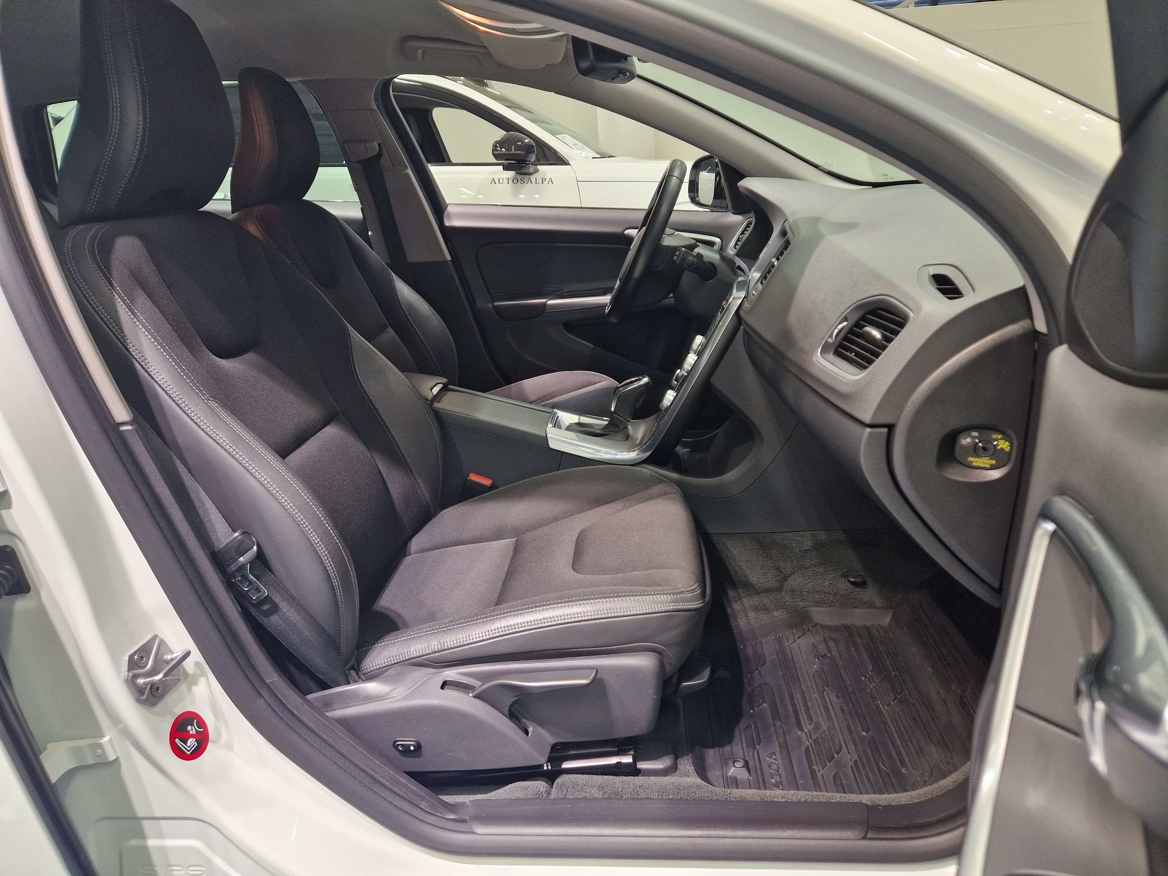 Volvo V60 CROSS COUNTRY D4 AWD MOMENTUM AUT