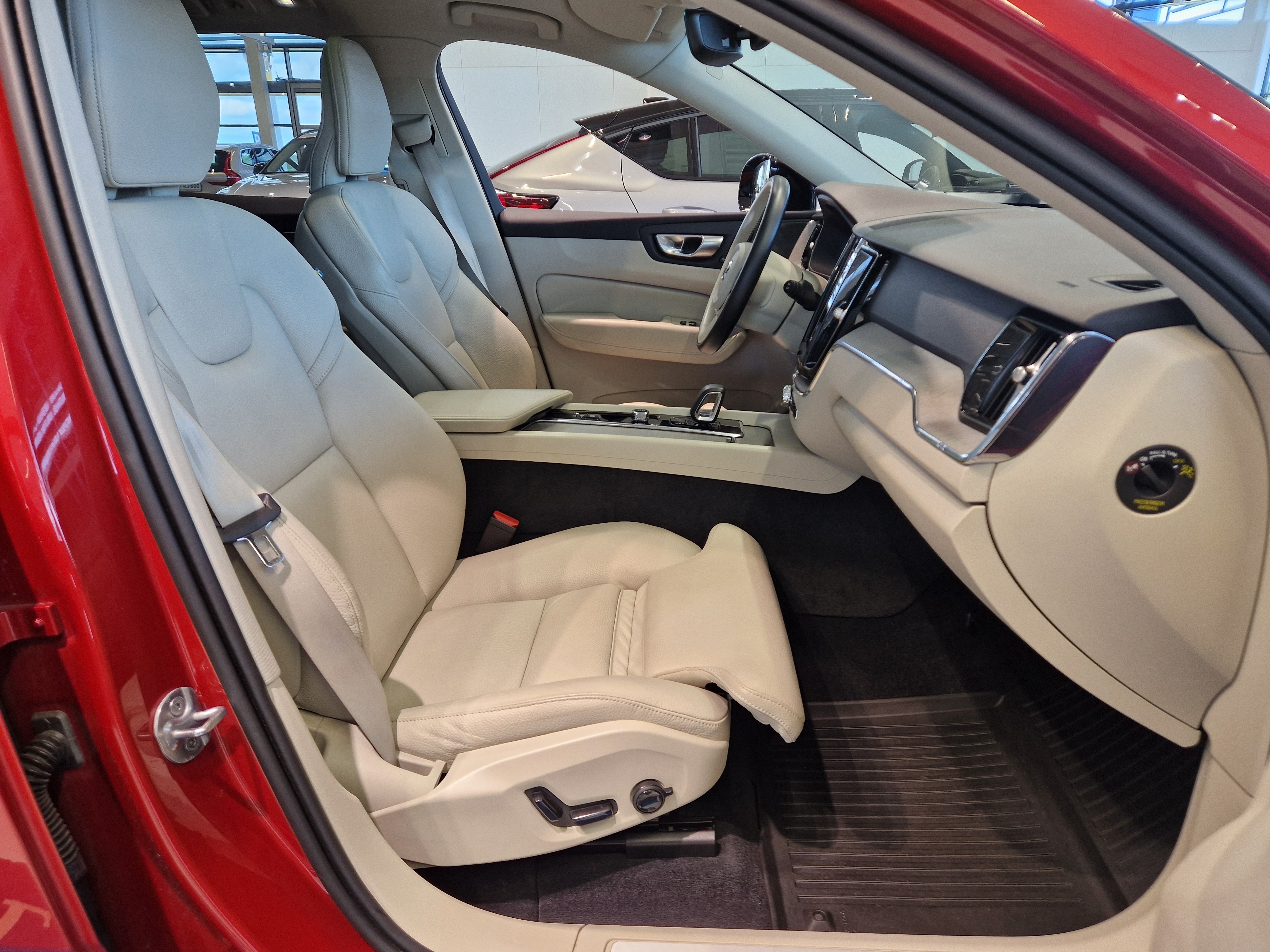 Volvo XC60 T8 AWD LONG RANGE PLUS DARK TAKUU 24KK/40TKM