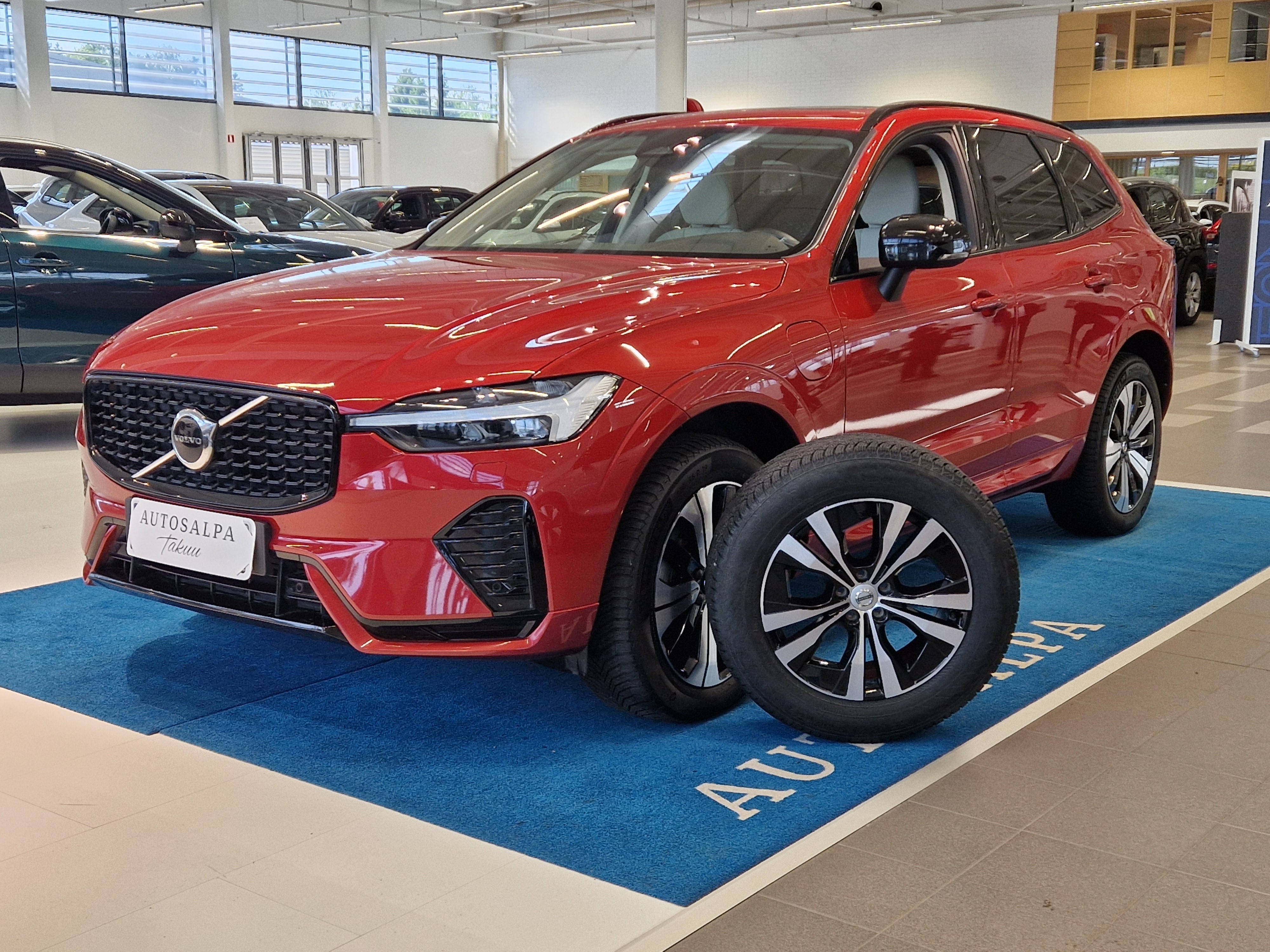 Volvo XC60 T8 AWD LONG RANGE PLUS DARK TAKUU 24KK/40TKM