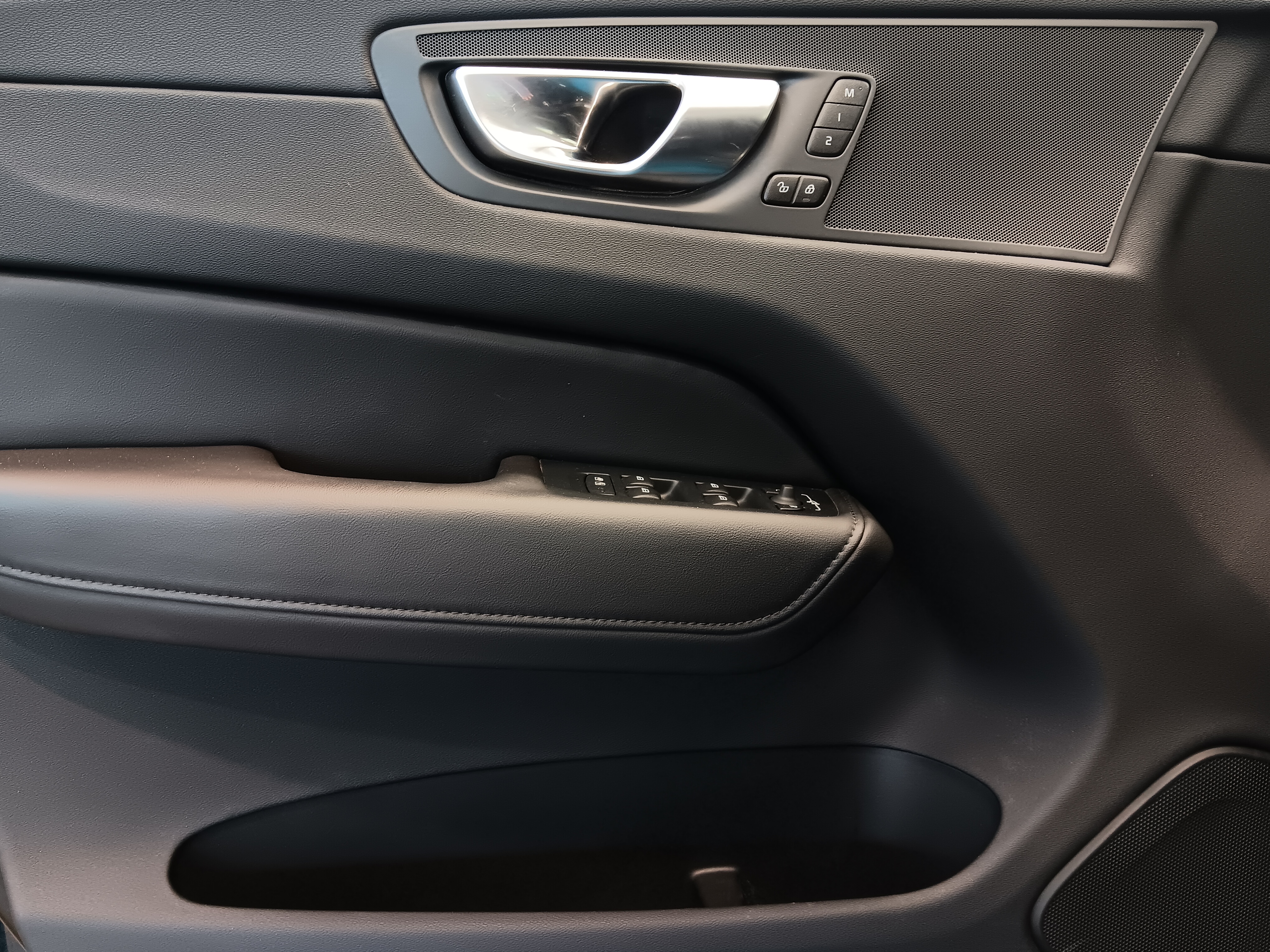 Volvo XC60 T8 AWD LONG RANGE PLUS BRIGHT TAKUU 24KK/40TKM
