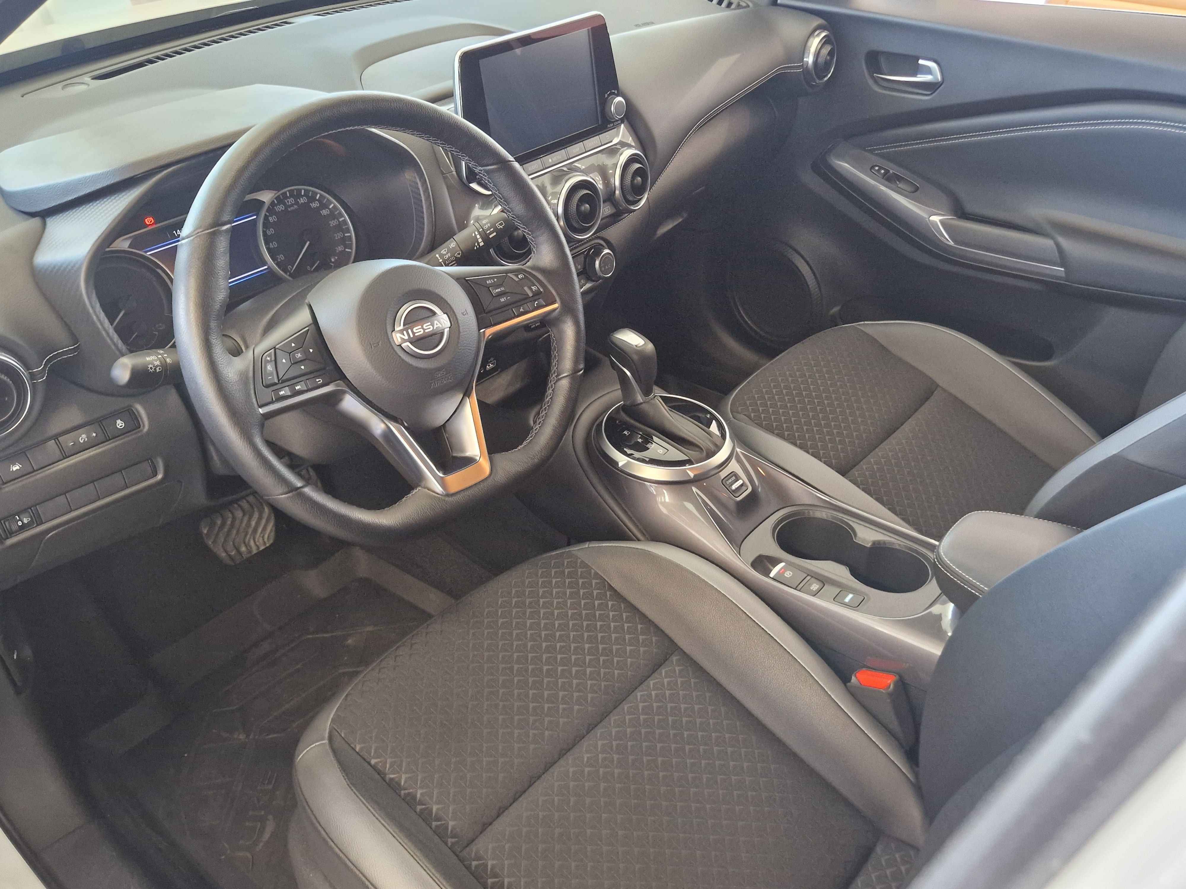 Nissan JUKE DIG-T 143HP 4AMT N-CONNECTA NAVI HEV HSW TAKUU