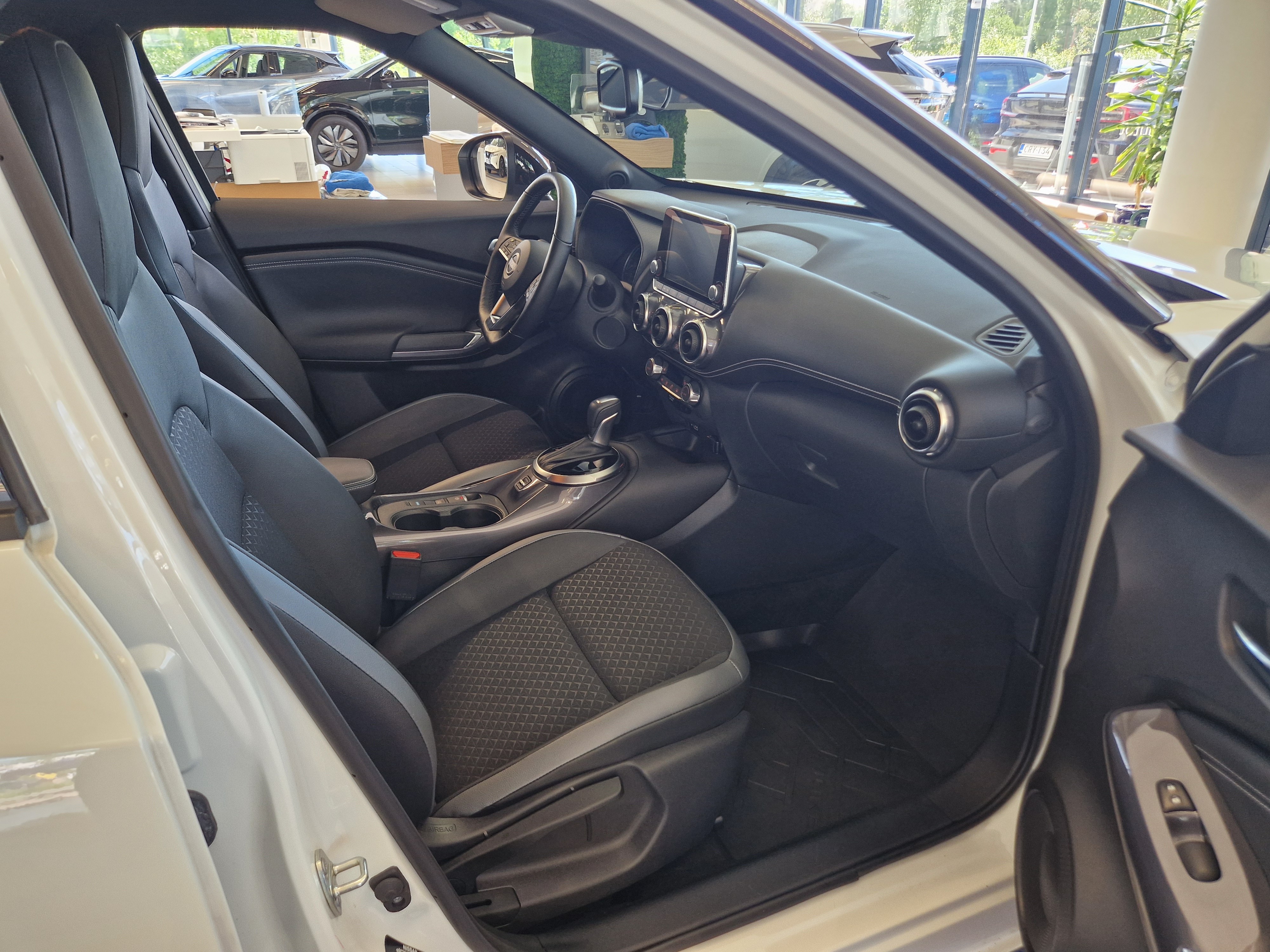 Nissan JUKE DIG-T 143HP 4AMT N-CONNECTA NAVI HEV HSW TAKUU