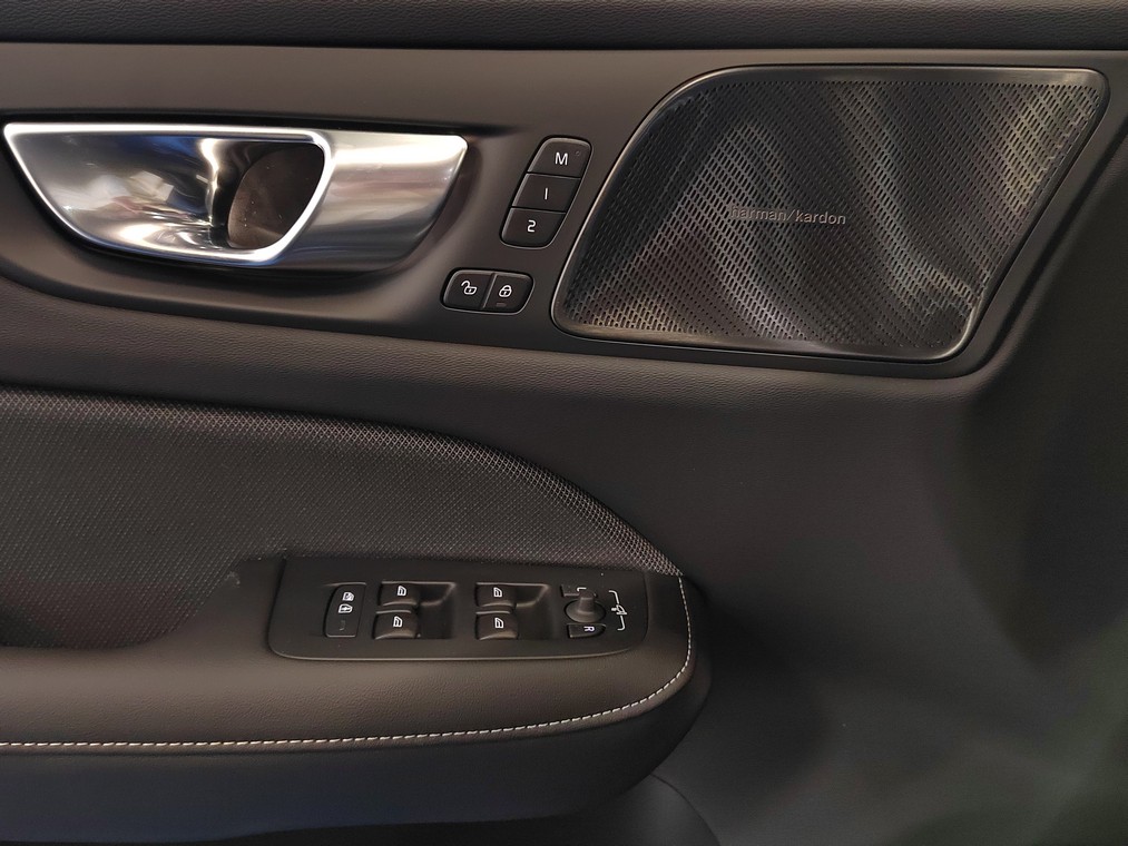 Volvo S60 T8 AWD LONG RANGE SPORT EDITION.