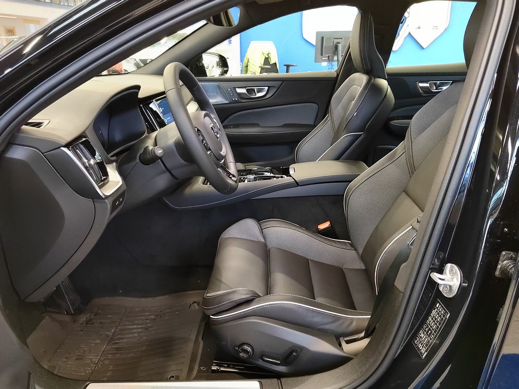 Volvo S60 T8 AWD LONG RANGE SPORT EDITION.