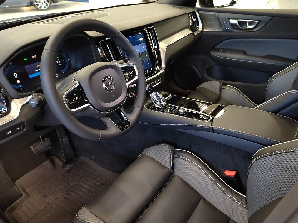 Volvo S60 T8 AWD LONG RANGE SPORT EDITION.