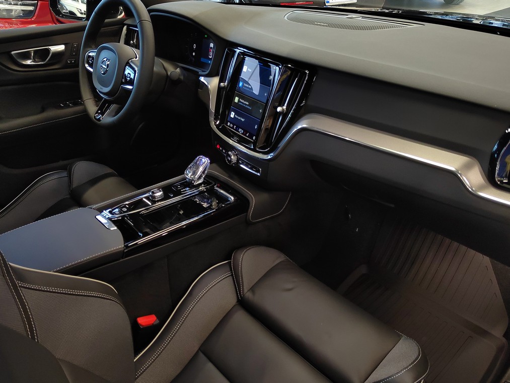 Volvo S60 T8 AWD LONG RANGE SPORT EDITION.