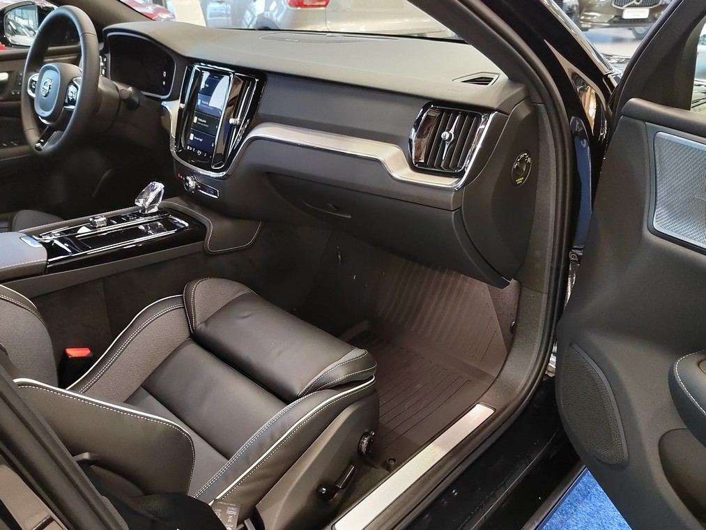 Volvo S60 T8 AWD LONG RANGE SPORT EDITION.