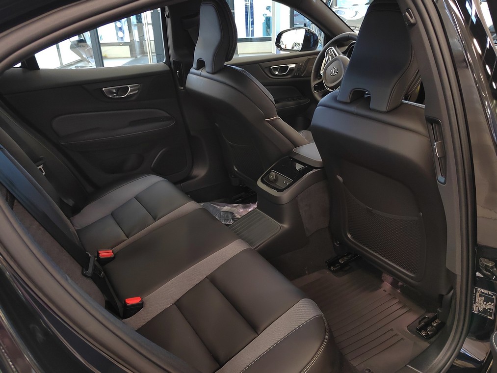 Volvo S60 T8 AWD LONG RANGE SPORT EDITION.