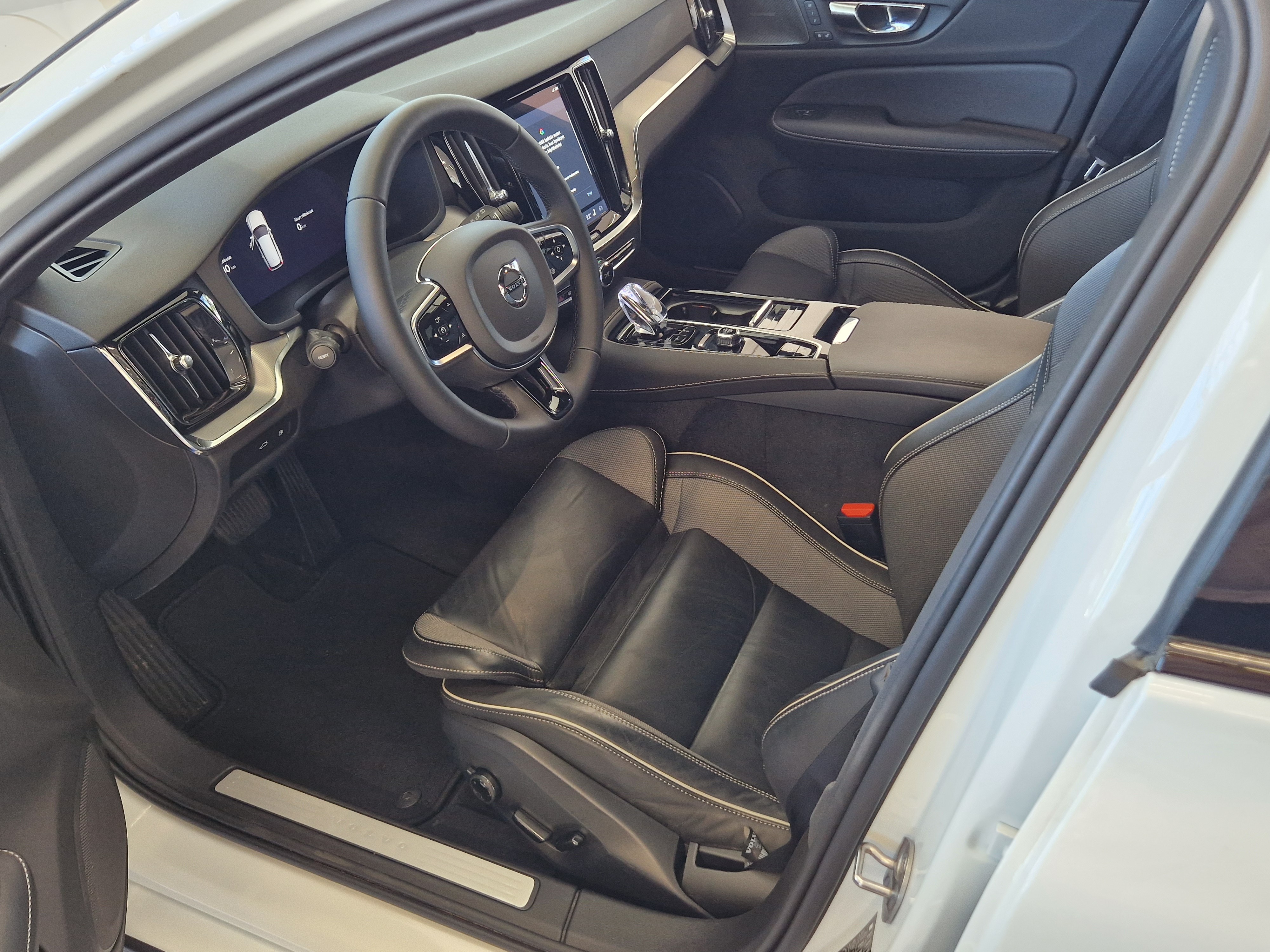 Volvo V60 T6 AWD LONG RANGE LIMITED EDITION DARK