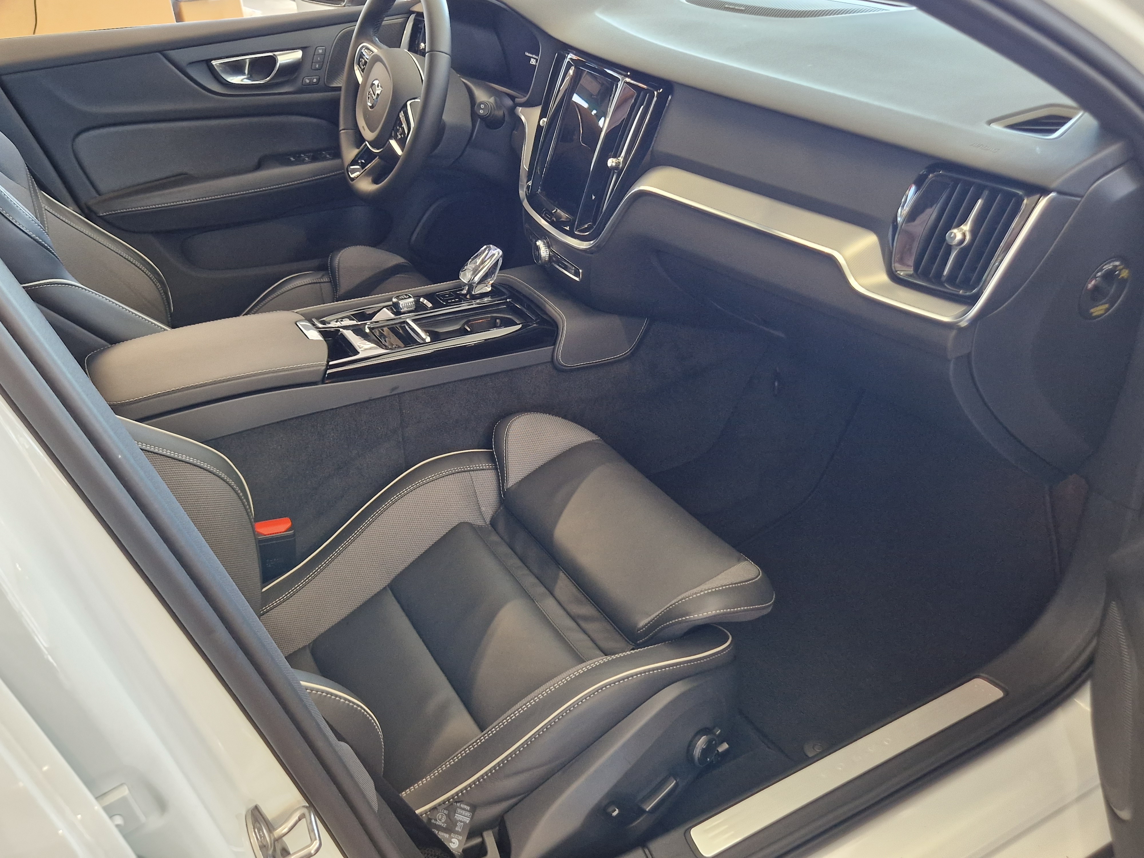 Volvo V60 T6 AWD LONG RANGE LIMITED EDITION DARK