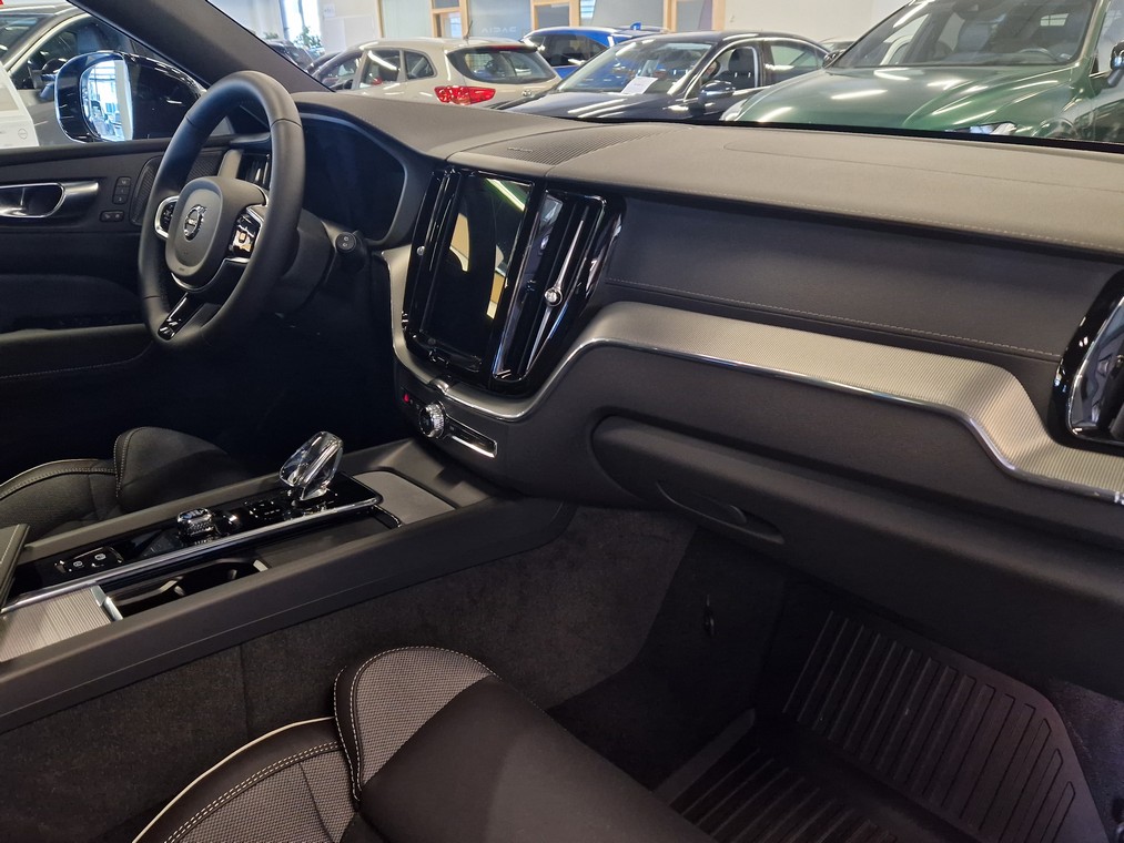 Volvo XC60 T8 AWD LONG RANGE ULTRA DARK TAKUU 24KK/40TKM