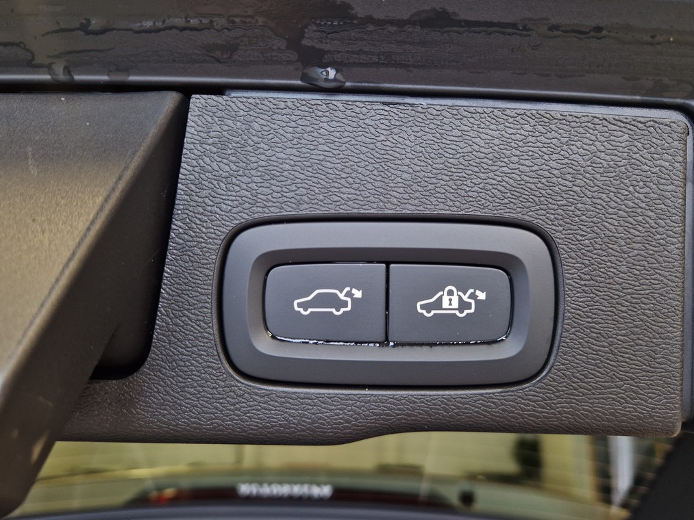 Volvo XC60 T8 AWD LONG RANGE ULTRA DARK TAKUU 24KK/40TKM