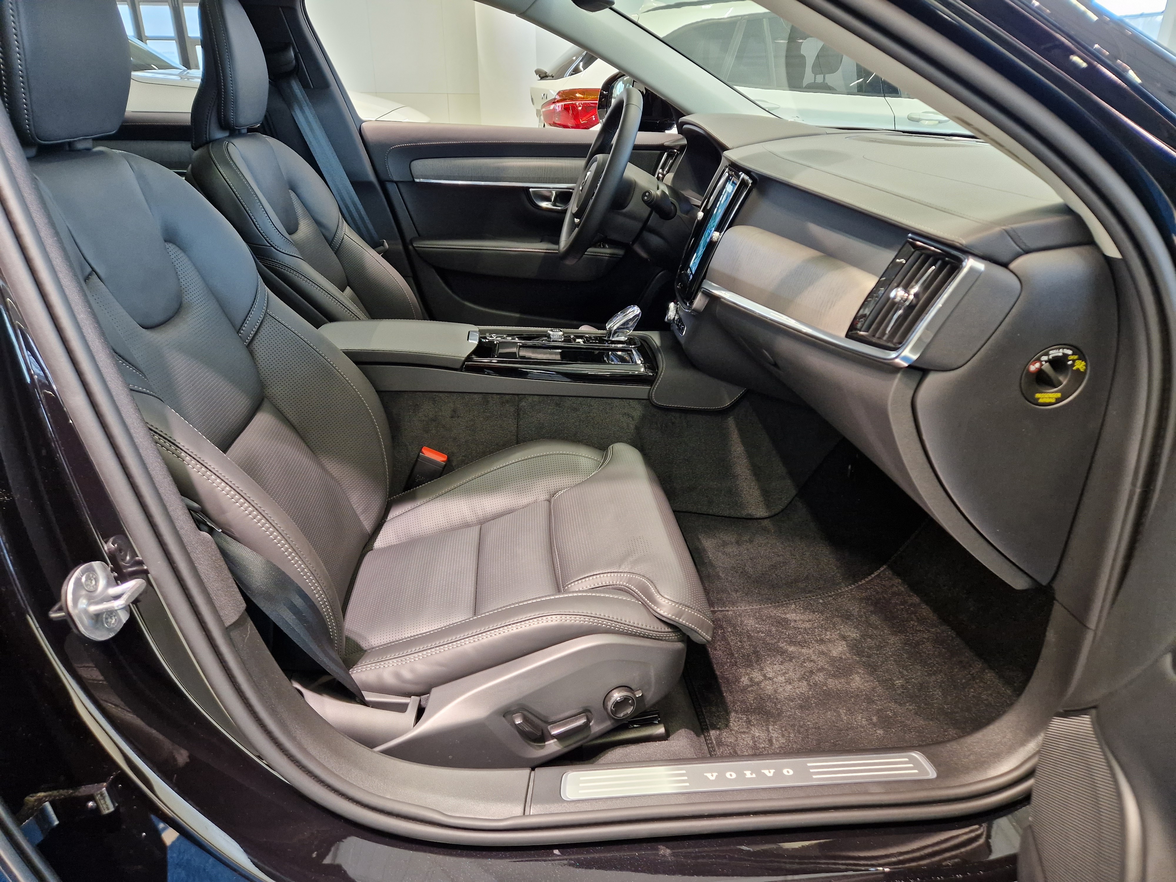 Volvo V90 T8 AWD LONG RANGE HIGH PERFORMANCE CLASSIC DARK.