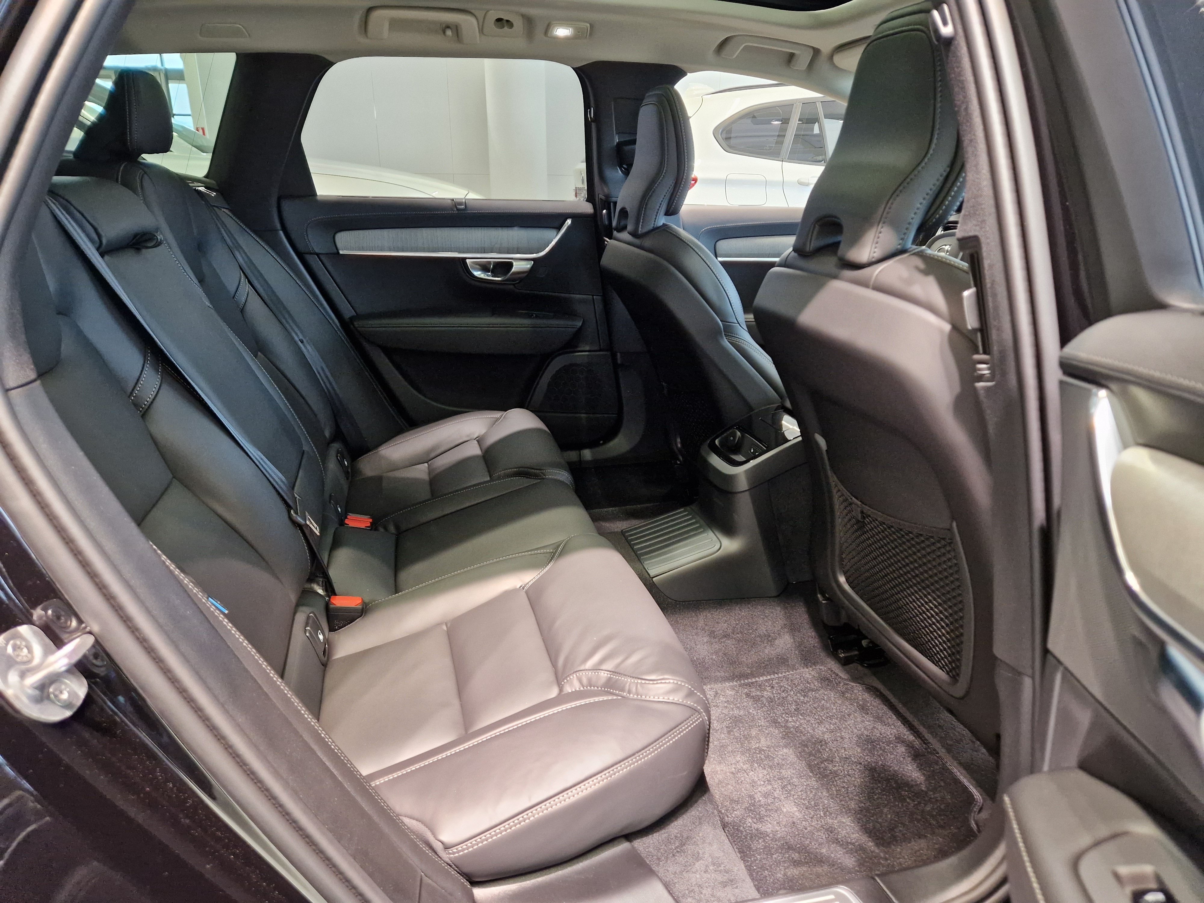 Volvo V90 T8 AWD LONG RANGE HIGH PERFORMANCE CLASSIC DARK.