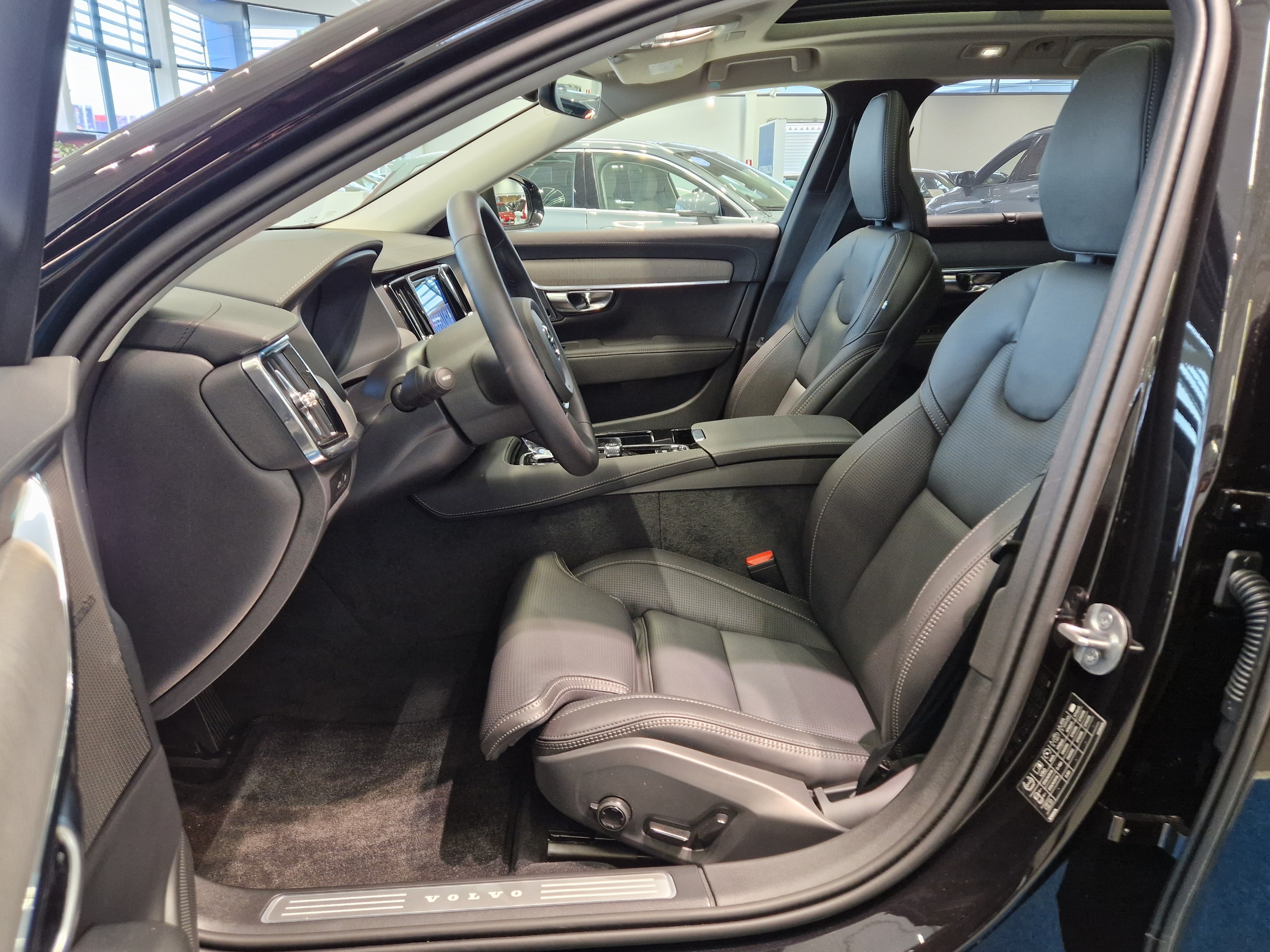 Volvo V90 T8 AWD LONG RANGE HIGH PERFORMANCE CLASSIC DARK.