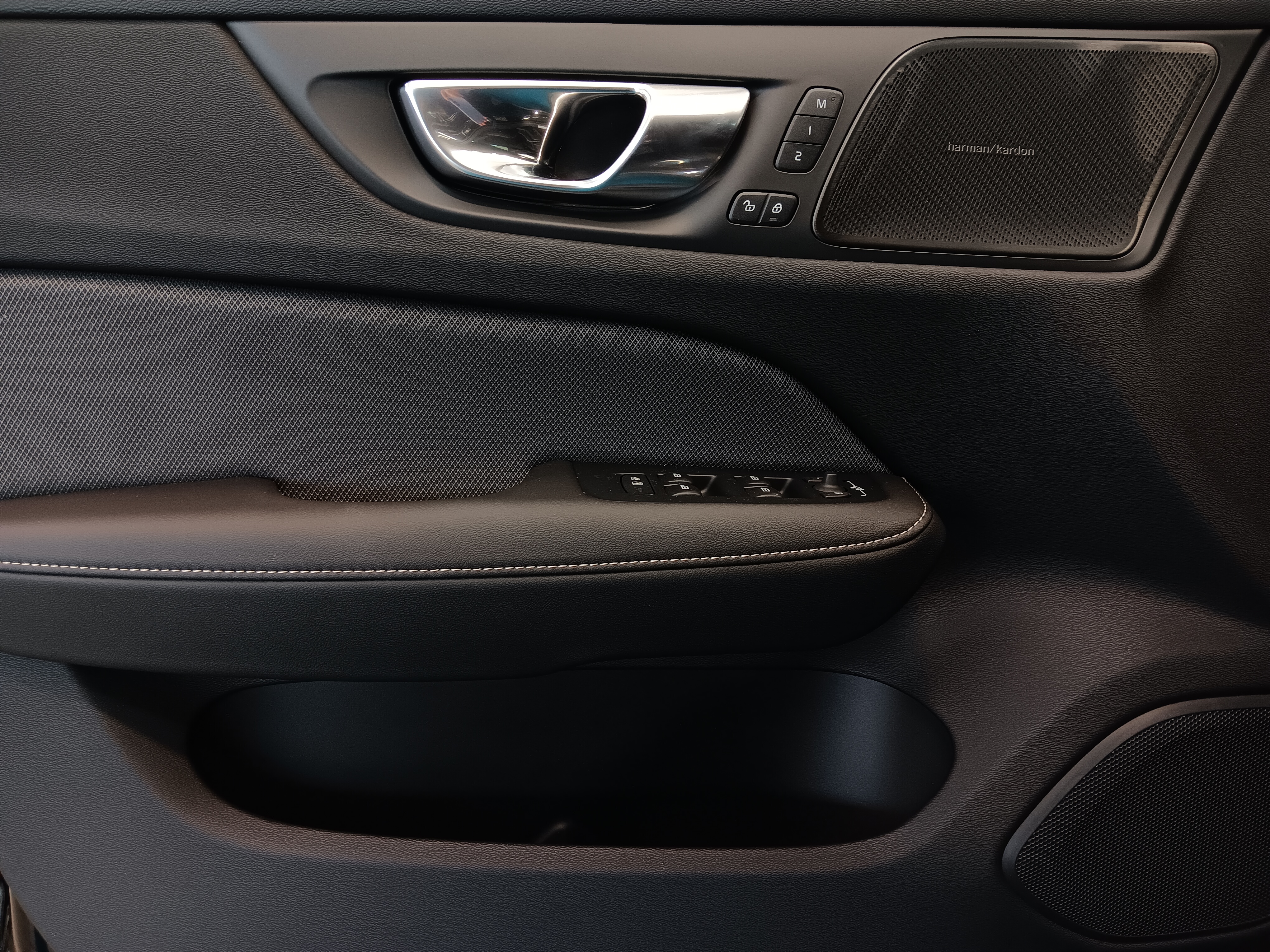 Volvo V60 T6 AWD LONG RANGE PLUS DARK.