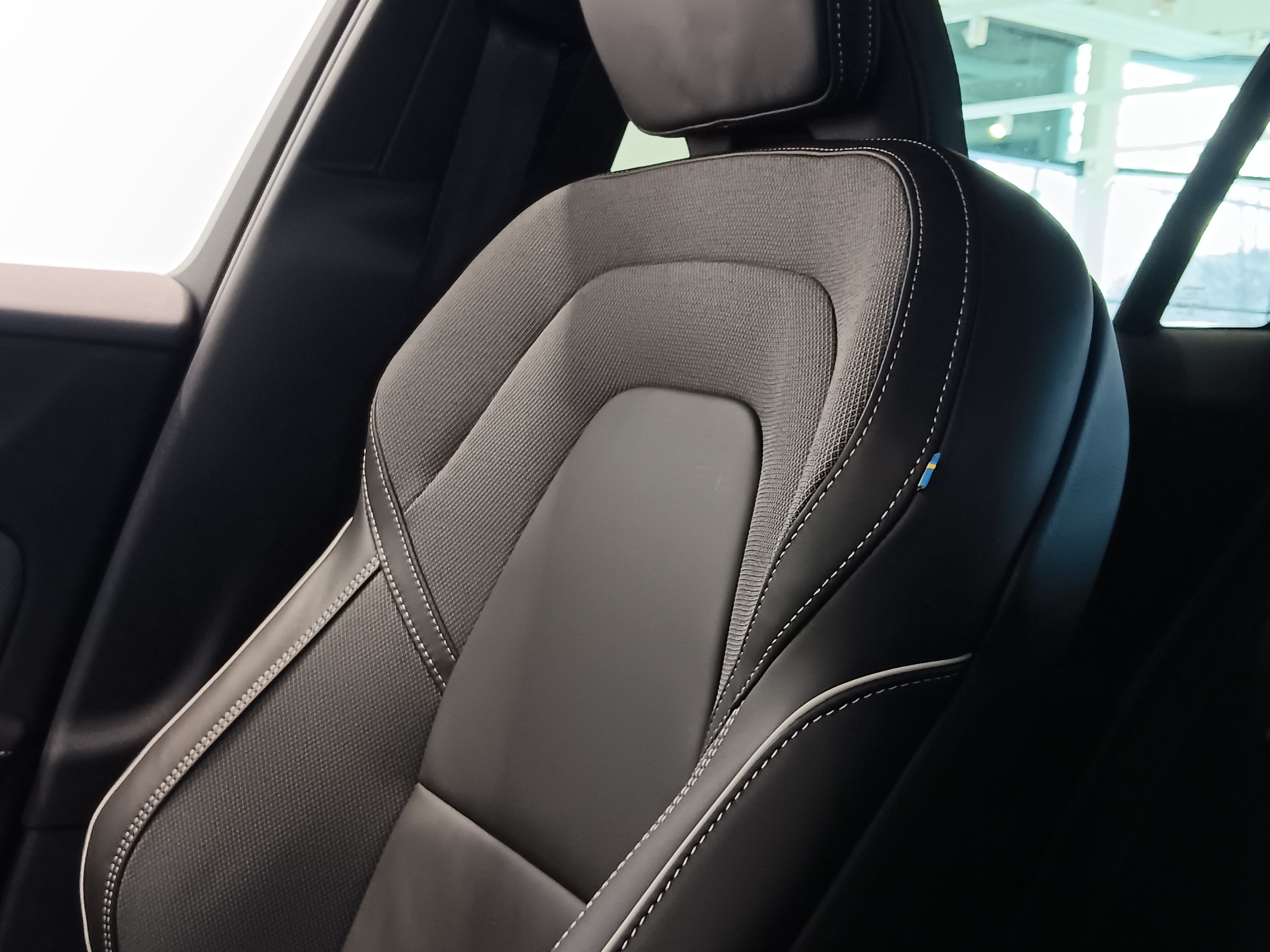 Volvo V60 T6 AWD LONG RANGE PLUS DARK.