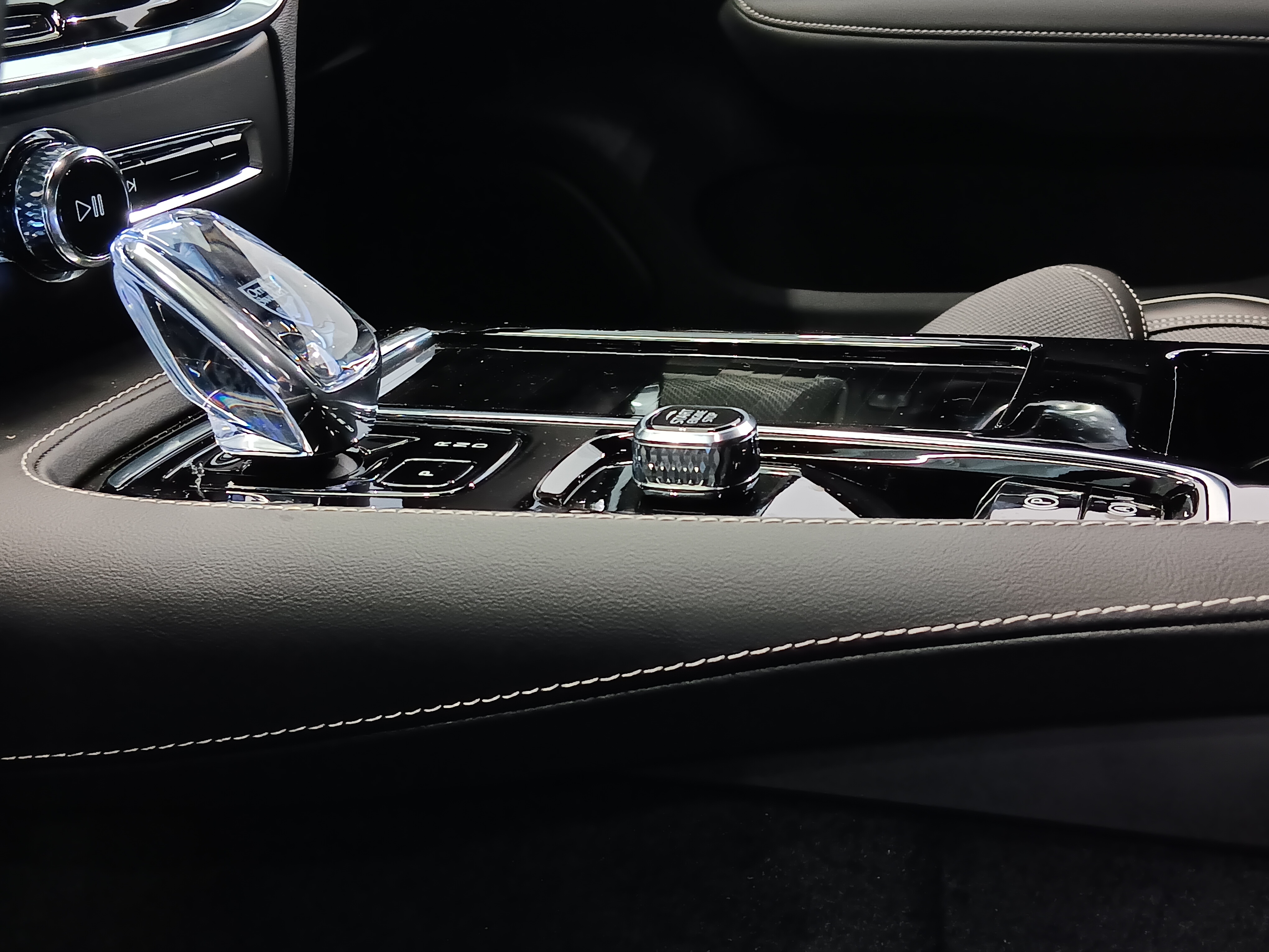 Volvo V60 T6 AWD LONG RANGE PLUS DARK.