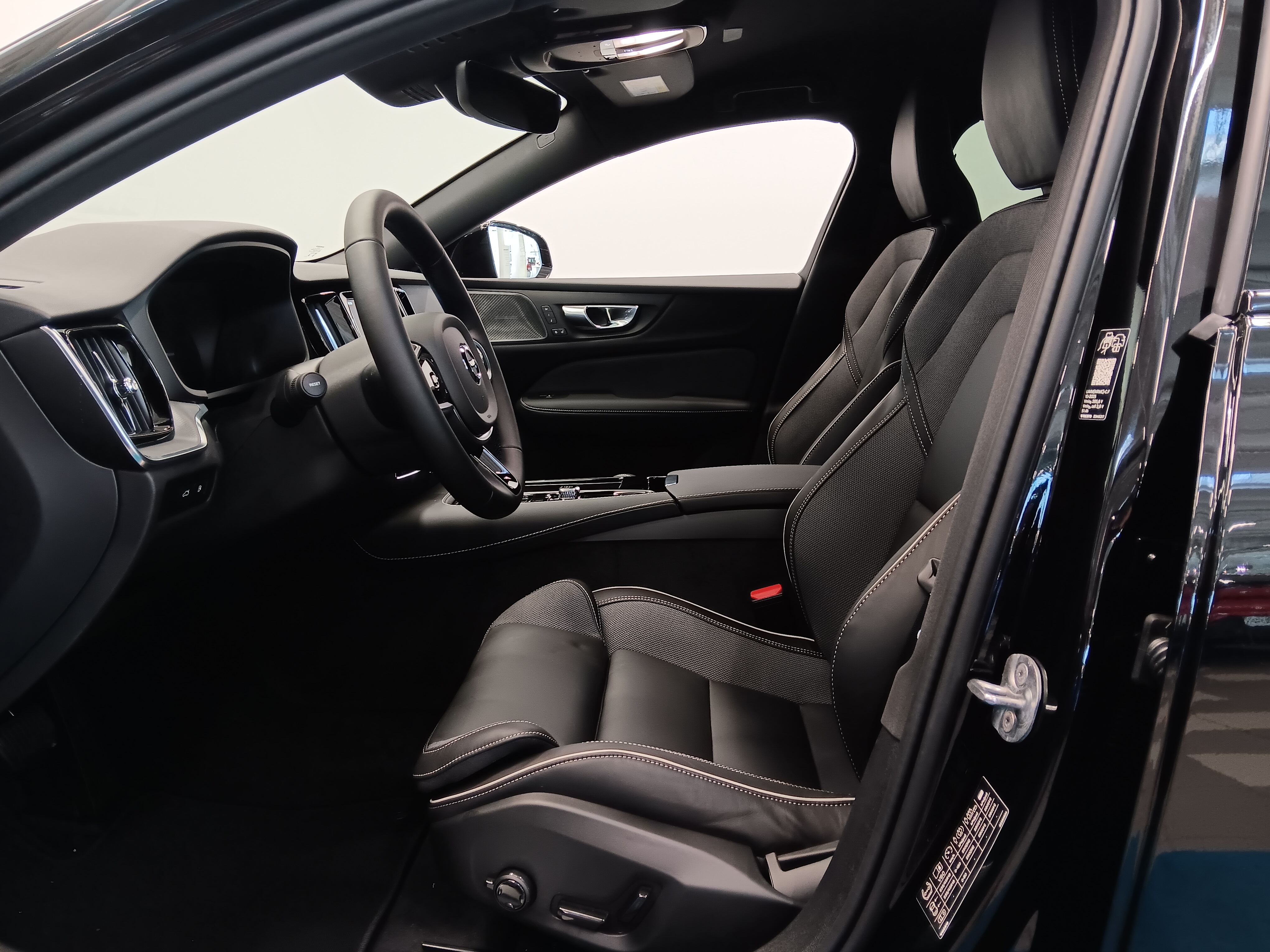 Volvo V60 T6 AWD LONG RANGE PLUS DARK.