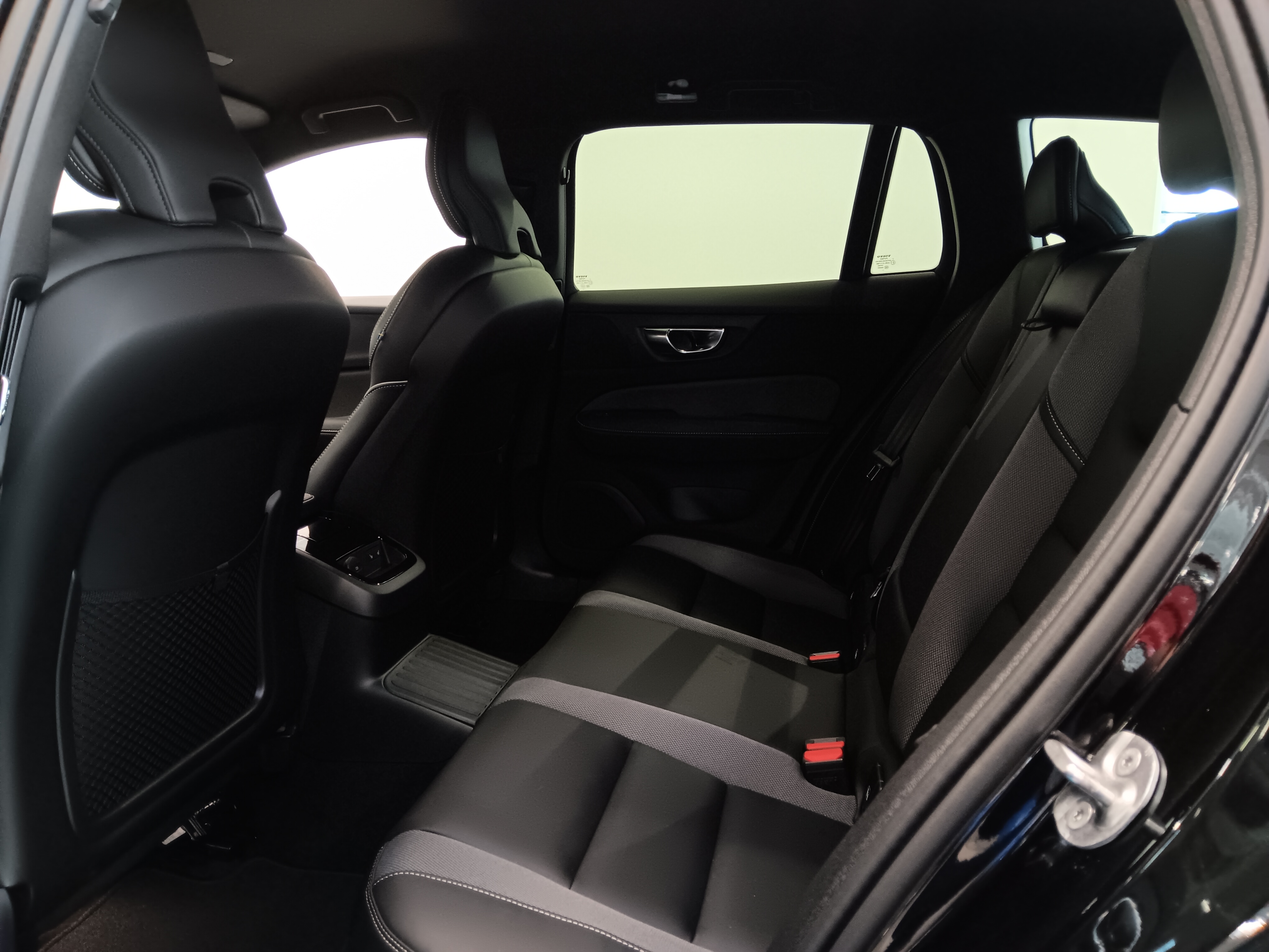 Volvo V60 T6 AWD LONG RANGE PLUS DARK.