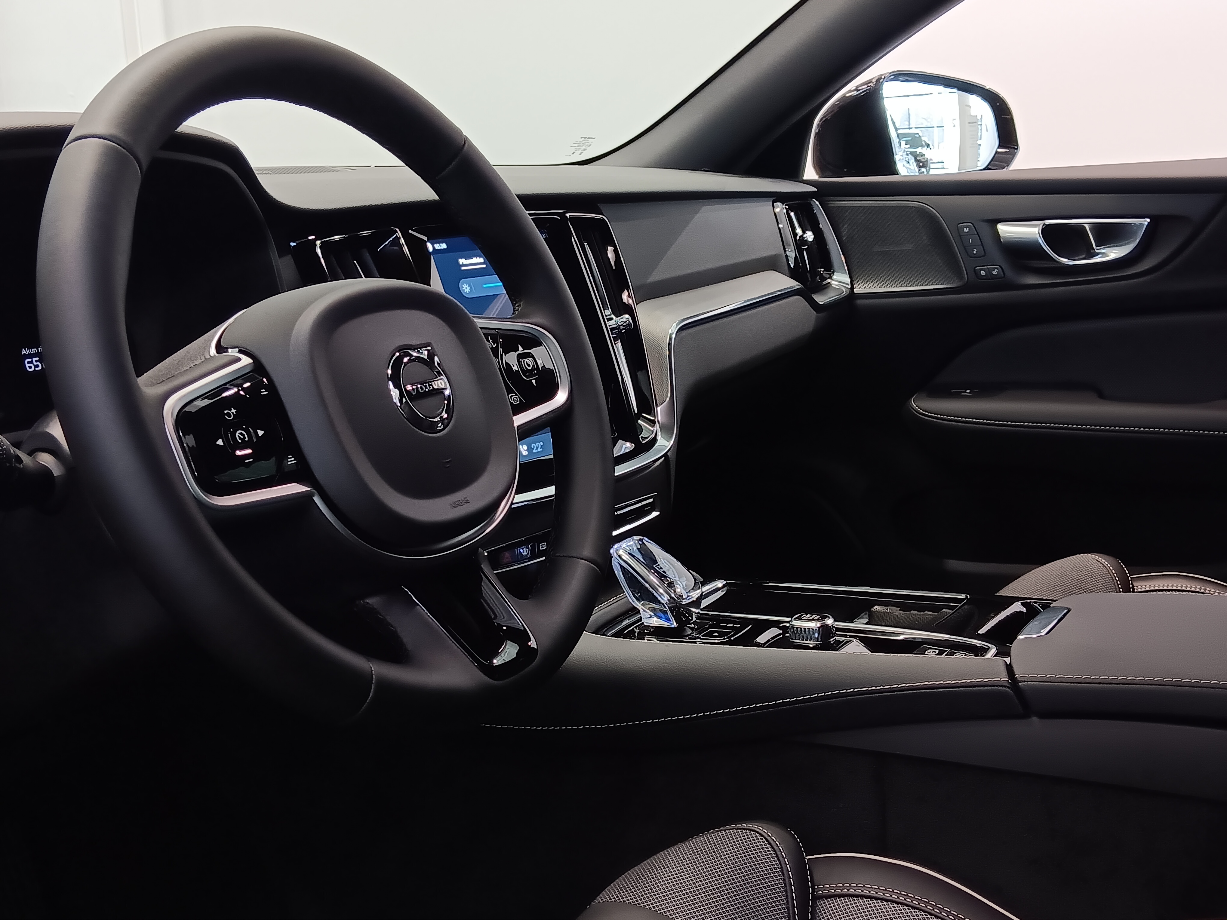 Volvo V60 T6 AWD LONG RANGE PLUS DARK.