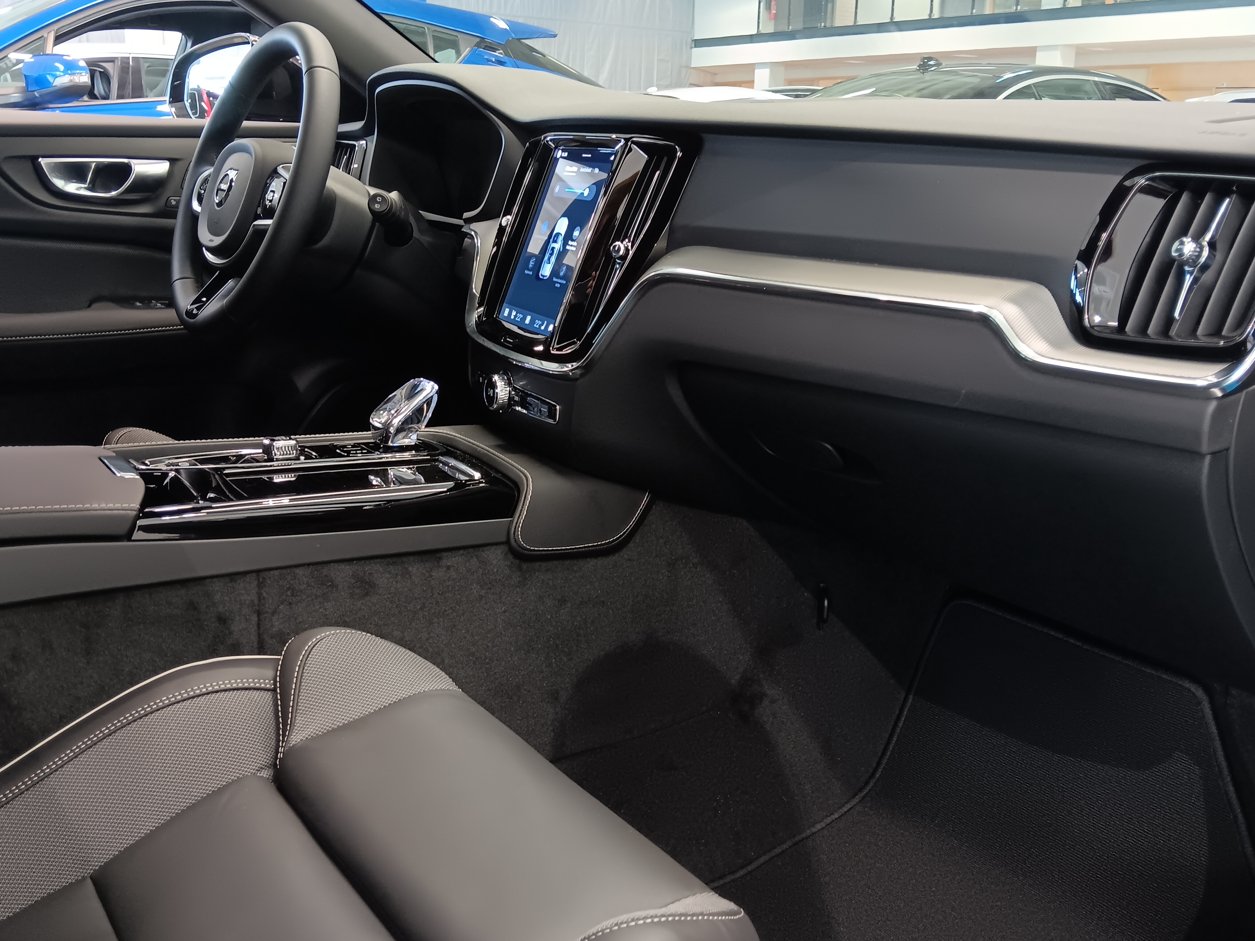 Volvo V60 T6 AWD LONG RANGE PLUS DARK.