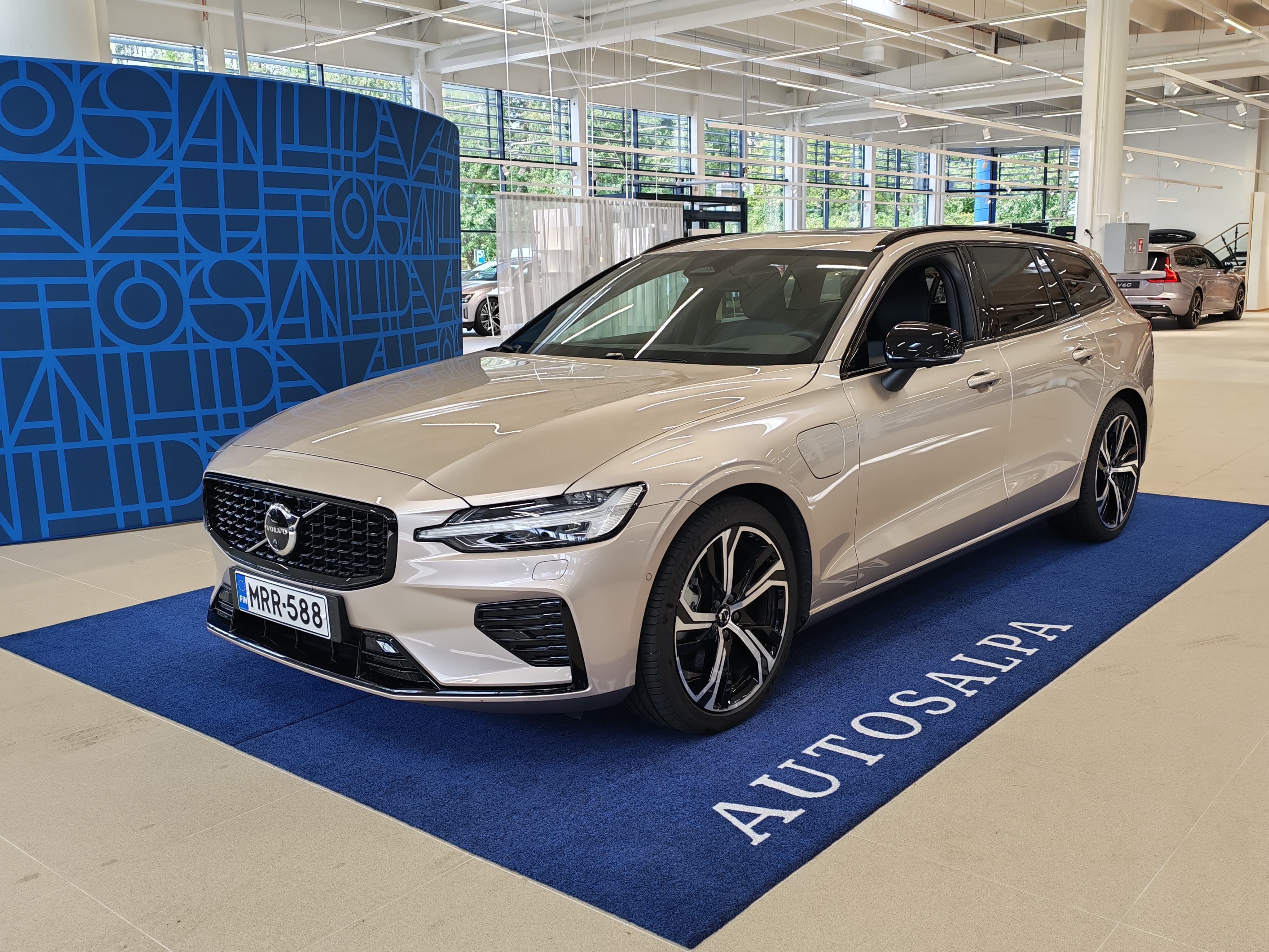 Volvo V60 T8 AWD LONG RANGE ULTRA DARK.